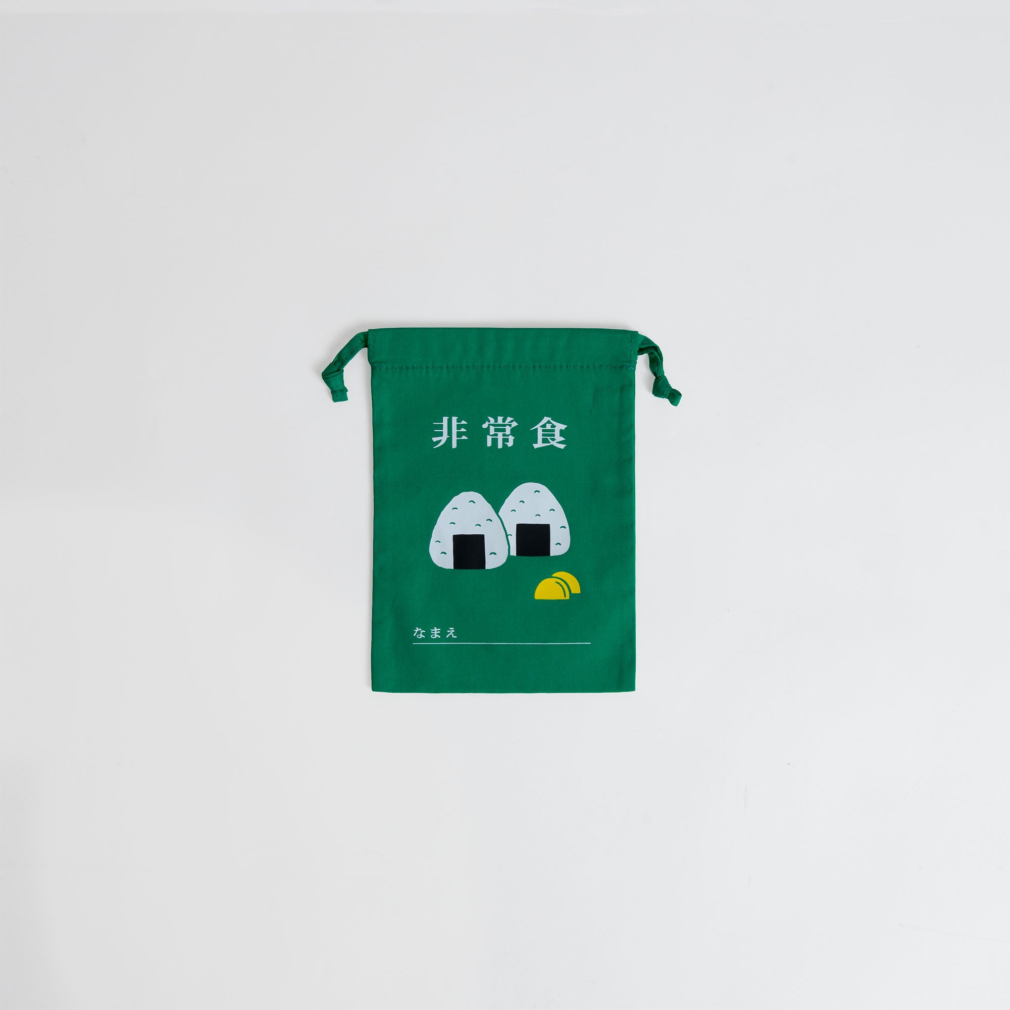 Ein grüner Beutel mit Kordelzug - Small von Hightide, mit japanischem Text und niedlichen Onigiri und gelben eingelegten Radieschen Illustrationen, ideal als japanisches Geschenk. Abgebildet auf einem sauberen weißen Hintergrund.