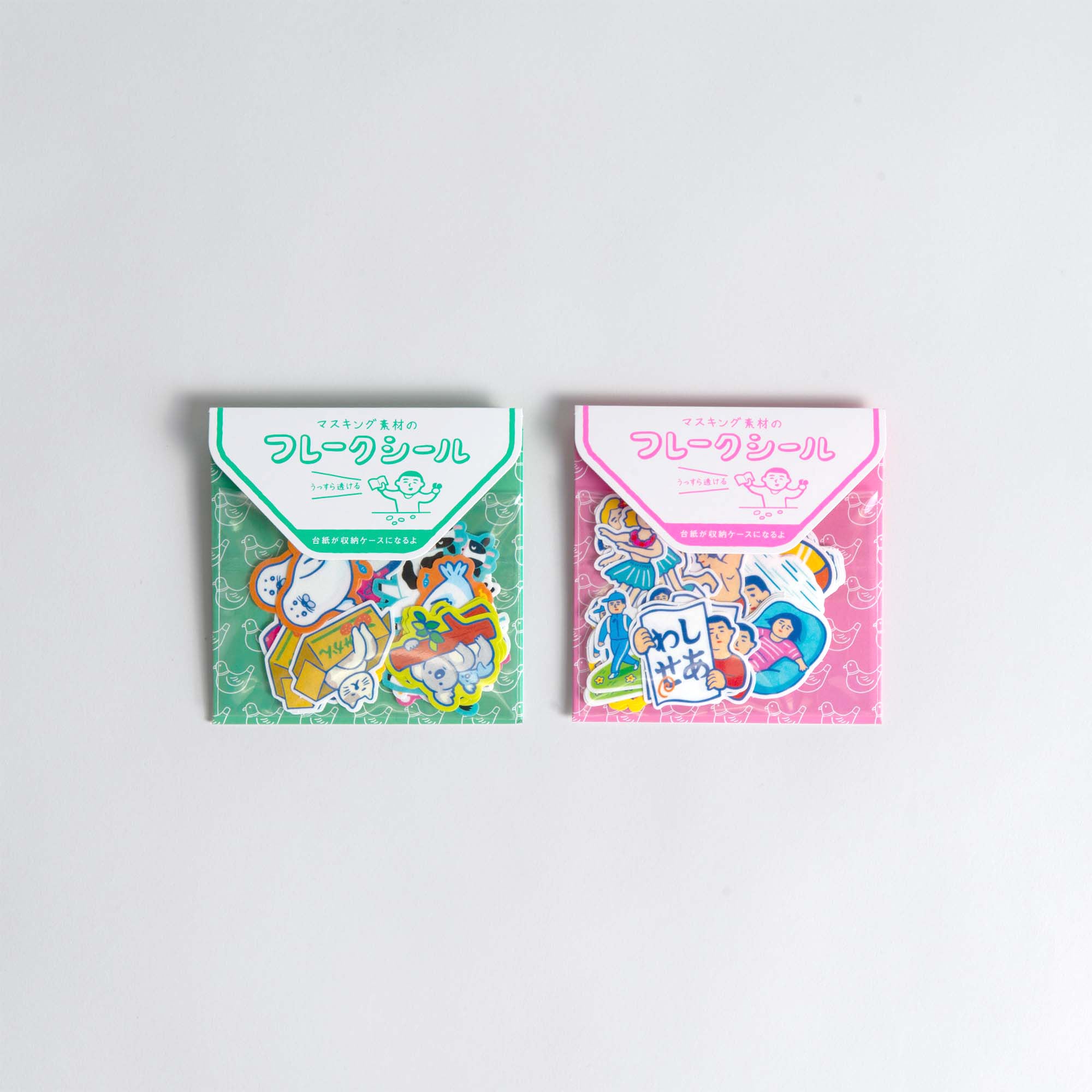 Zwei bunte Packungen mit japanischen Aufklebern auf hellgrauem Hintergrund. Die linke Packung zeigt die grünen Laidback Animals, während die rechte Packung die Hightide Flake Sticker von Hightide mit durch die Verpackung sichtbaren Tiermotiven ist.