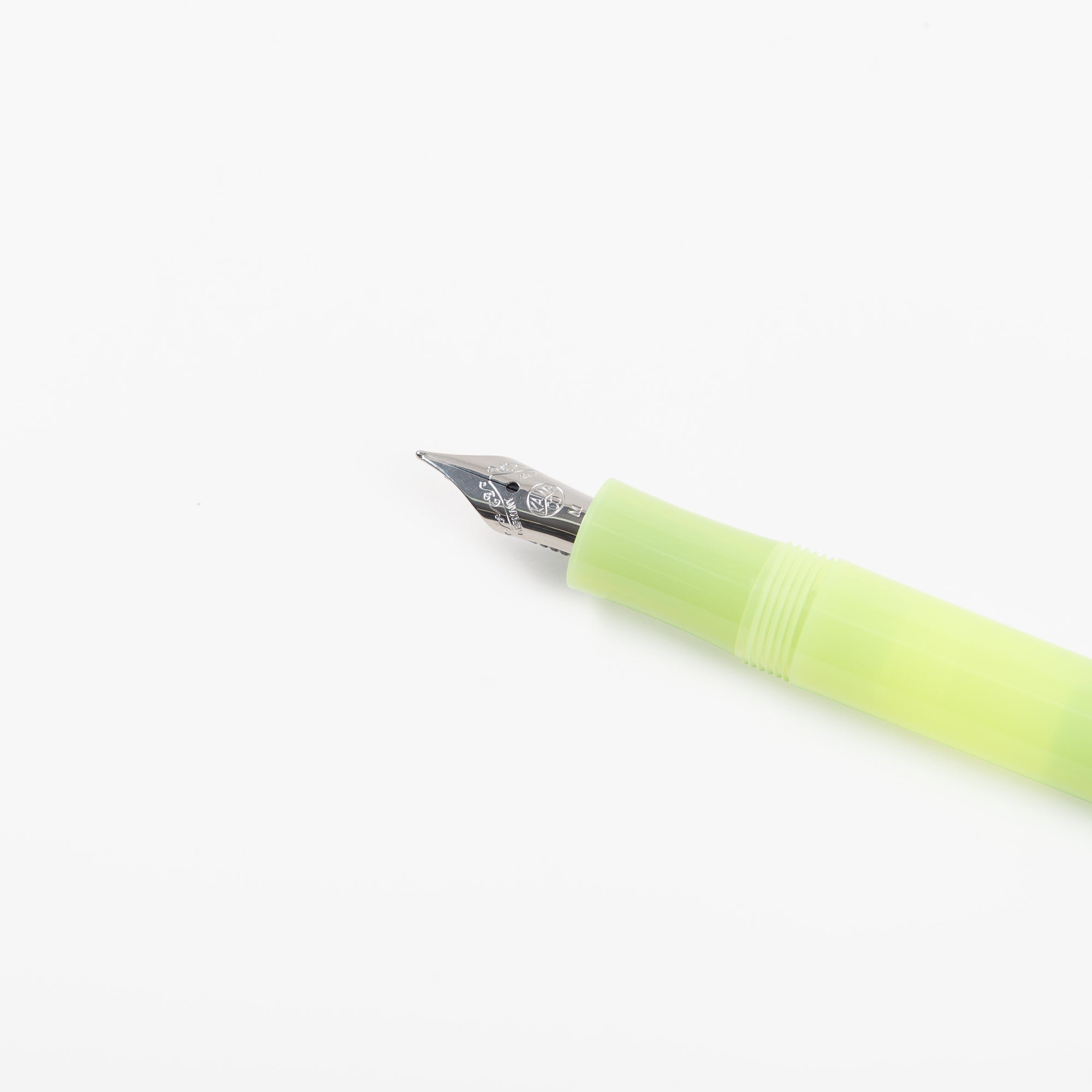Eine Nahaufnahme der silbernen Feder und des hellgrünen Korpus des Füllhalters Kaweco Frosted Sport - Füllhalter von Kaweco vor einem weißen Hintergrund.