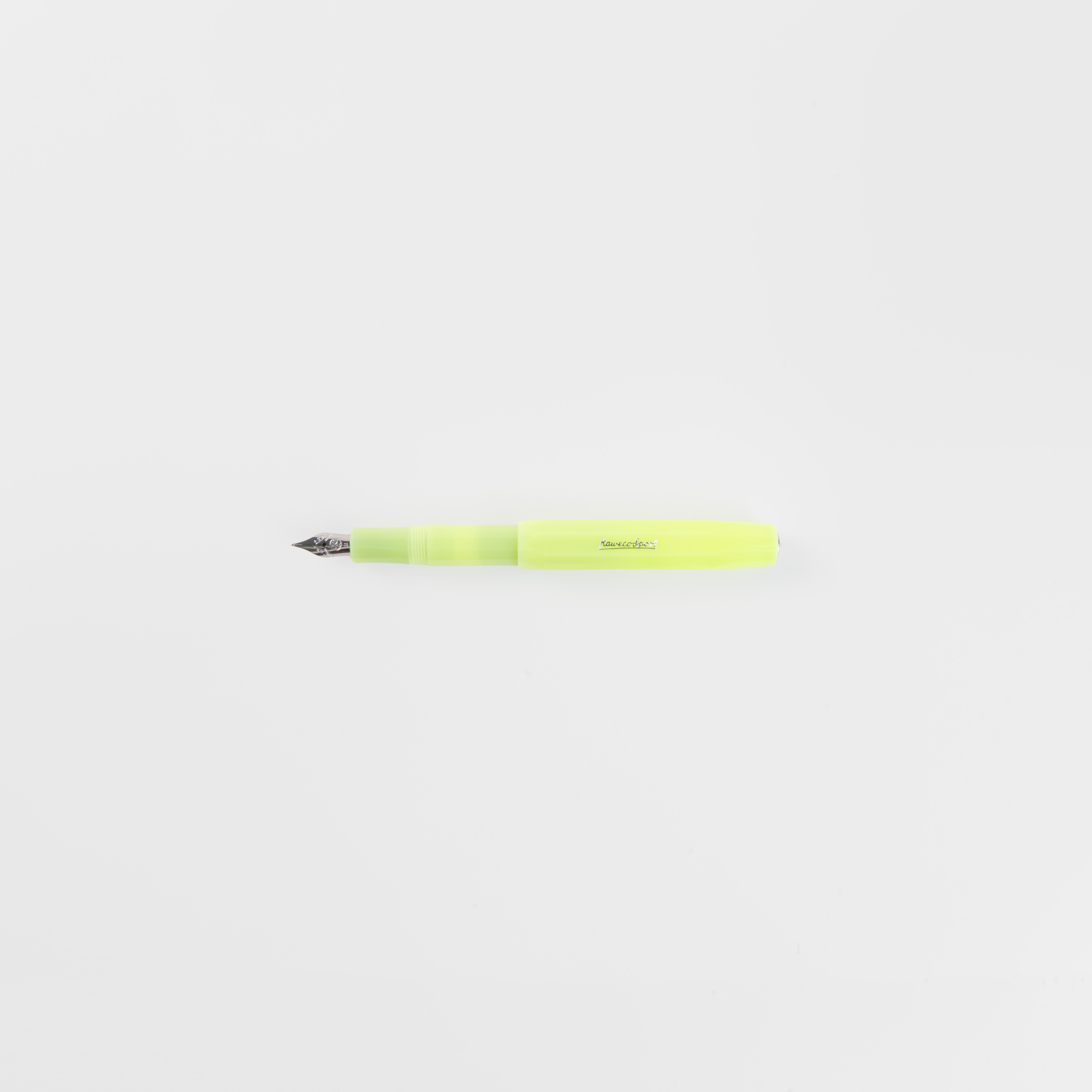 Ein Kaweco Frosted Sport - Füllhalter von Kaweco mit silberner Feder ruht waagerecht auf einem schlichten weißen Hintergrund.