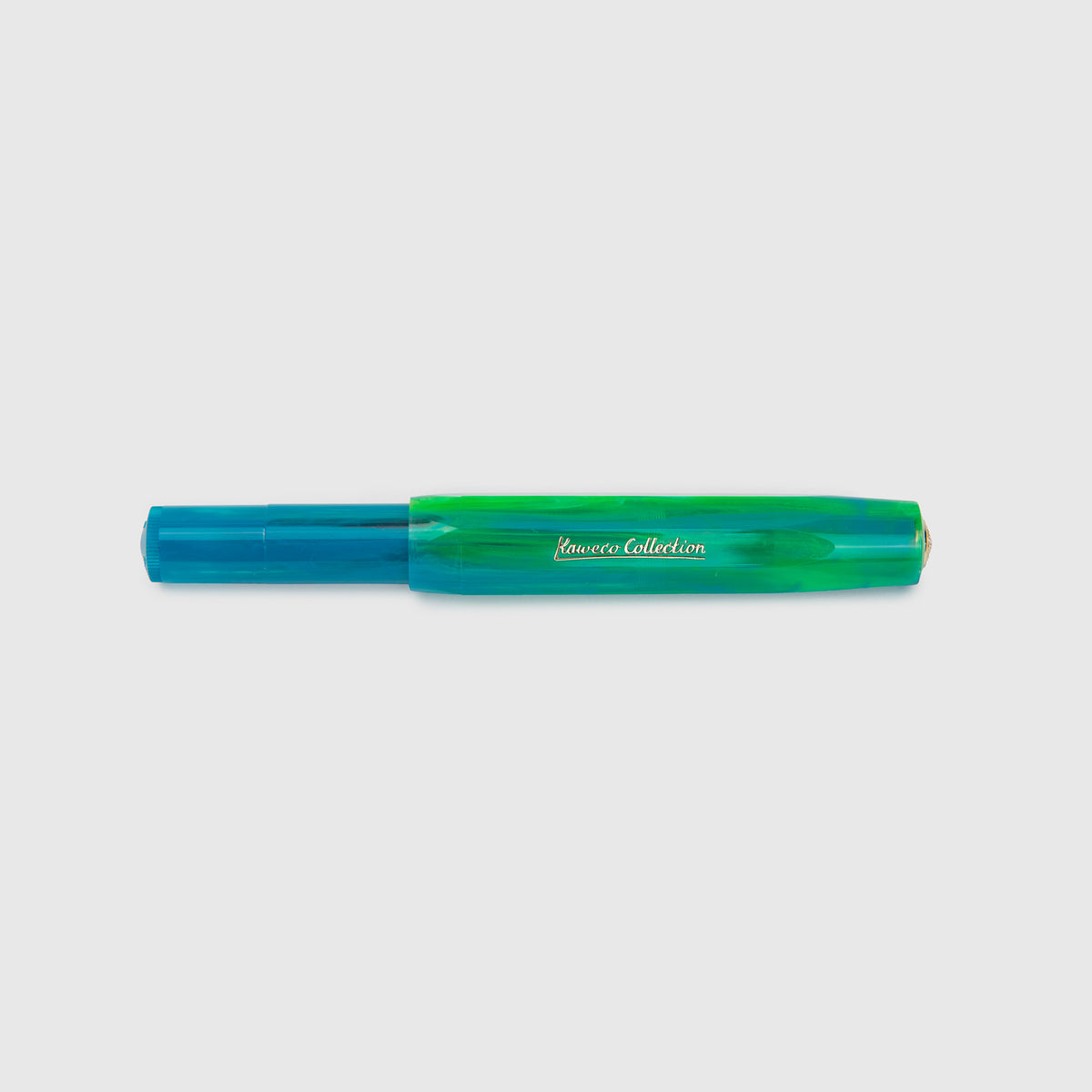 Ein Füllfederhalter aus der Kaweco Collection – der „Marble Ocean“ von Kaweco mit einem blau-grünen Design und der Aufschrift „Forever Collection“ auf dem Schaft – wird vor einem schlichten hellgrauen Hintergrund präsentiert. Dieses elegante Schreibgerät spiegelt die zeitlose Ästhetik der klassischen Kaweco Sport Limited Edition wider.