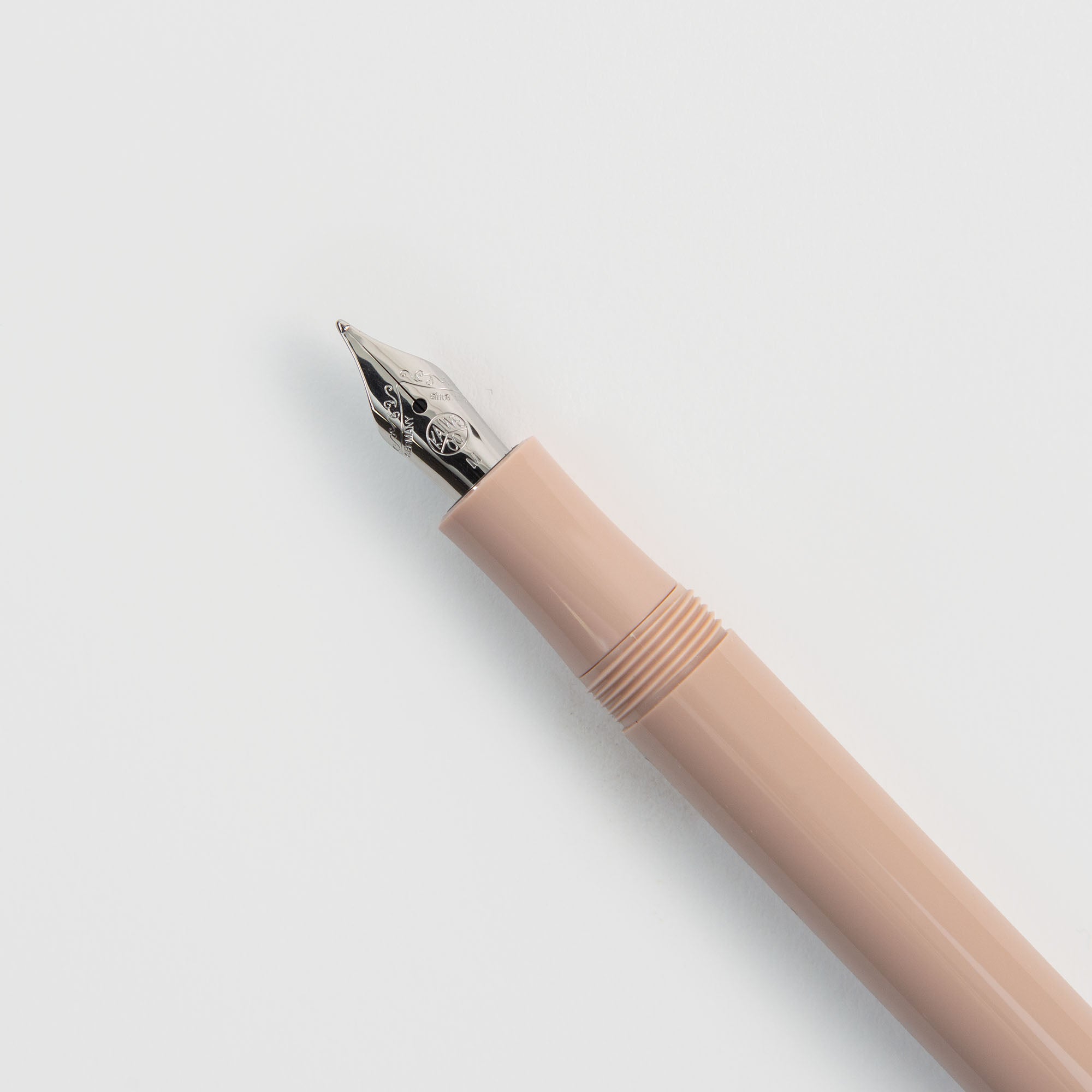 Eine Nahaufnahme des beigen Kaweco Skyline Sport - Füllhalters von Kaweco mit einer silbernen Feder, dargestellt vor einem schlichten weißen Hintergrund.