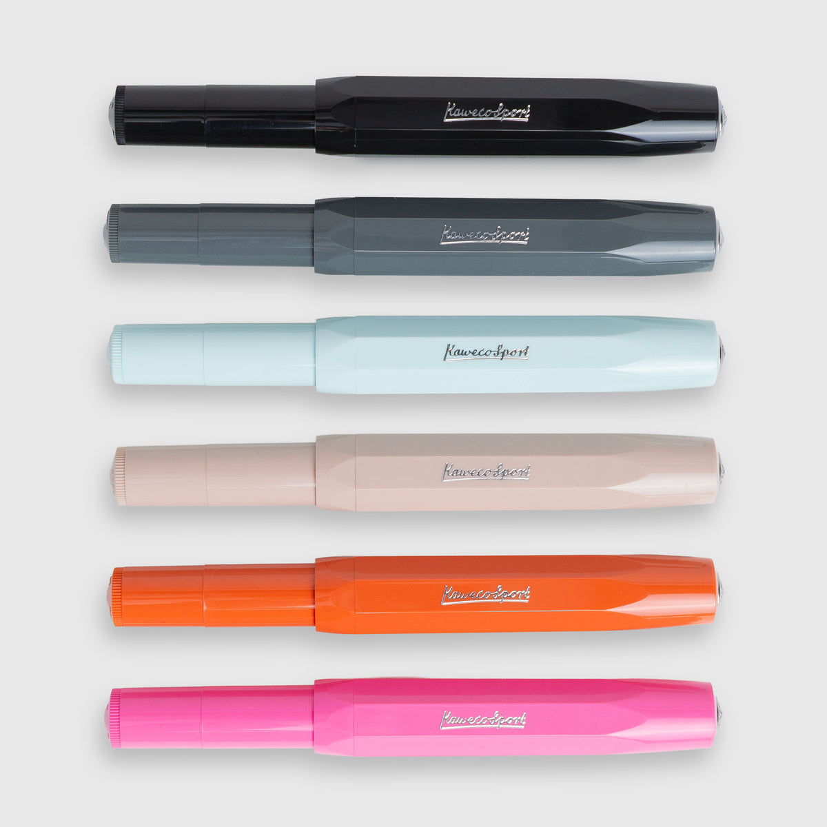 Sechs Kaweco Skyline Sport – Füllhalter von Kaweco in den Farben Schwarz, Dunkelgrau, Hellblau, Creme, Orange und Rosa sind horizontal in einem vertikalen Stapel auf hellgrauem Hintergrund angeordnet – eine Kollektion stilvoller Füllhalter, die sich perfekt für jeden Schreibbegeisterten eignet.