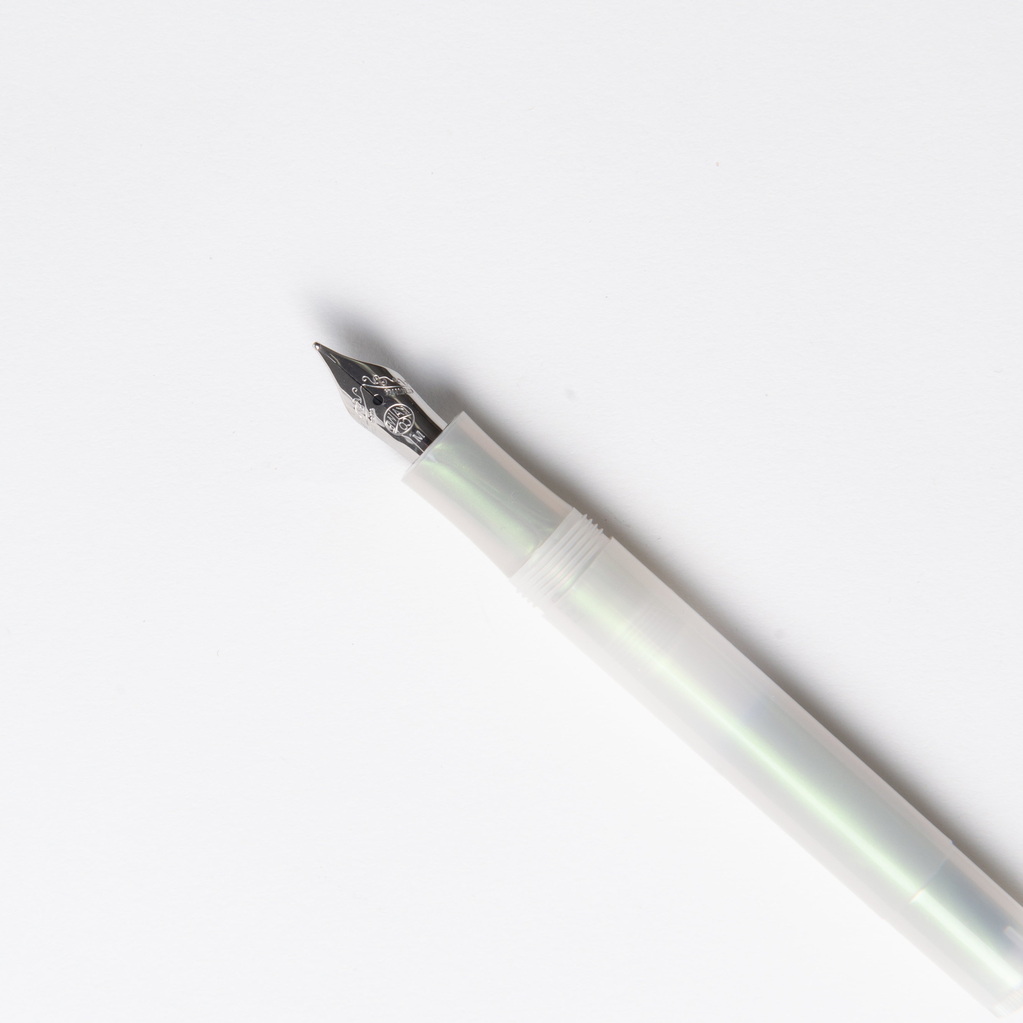 Eine Nahaufnahme des Kaweco Lunar Sport - Füllhalter von Kaweco, mit einem transluzenten ABS-Kunststoff-Körper und einer silbernen Feder, die diagonal auf einem weißen Hintergrund positioniert ist.
