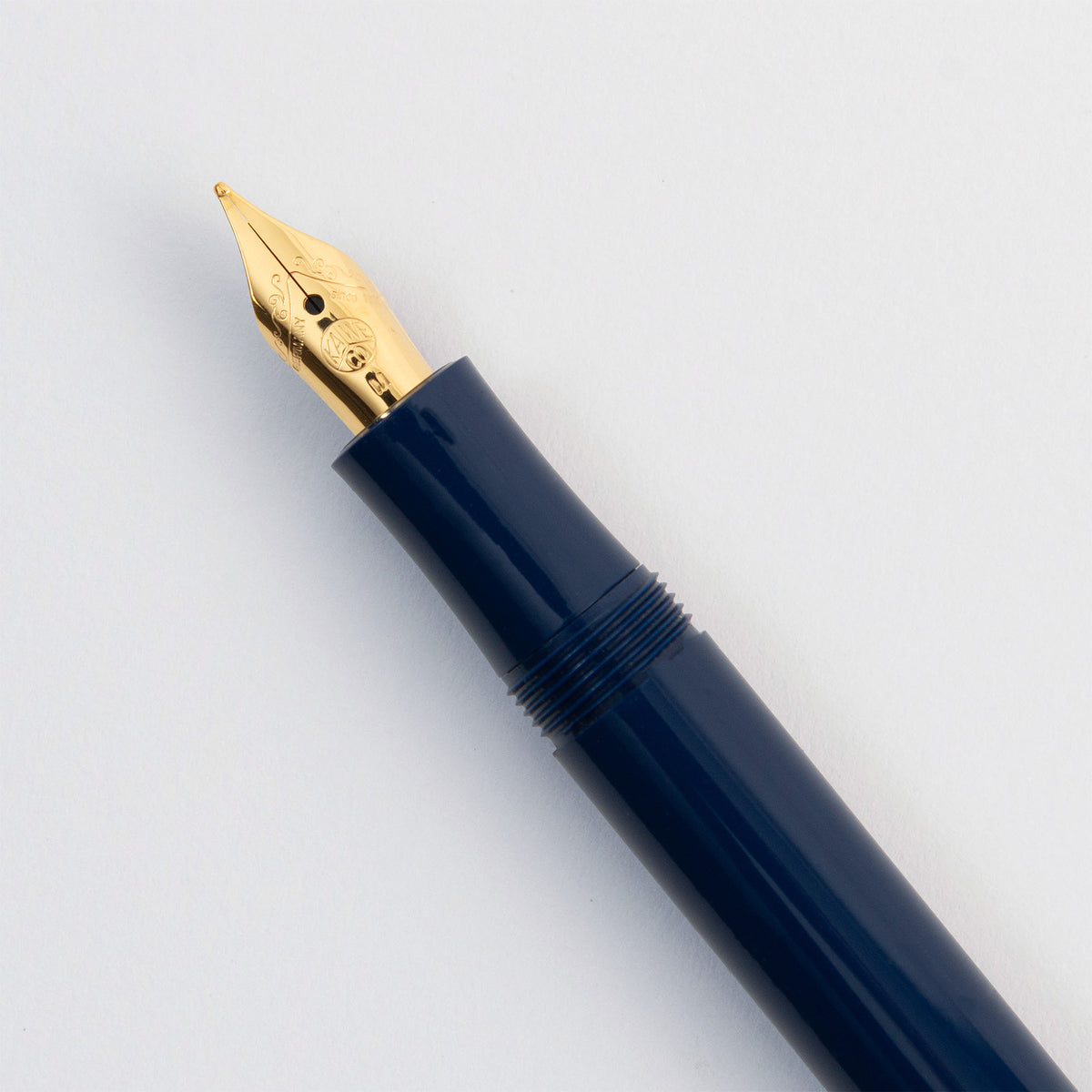 Dunkelblauer Kaweco Classic Sport – Füllhalter mit goldener Feder.