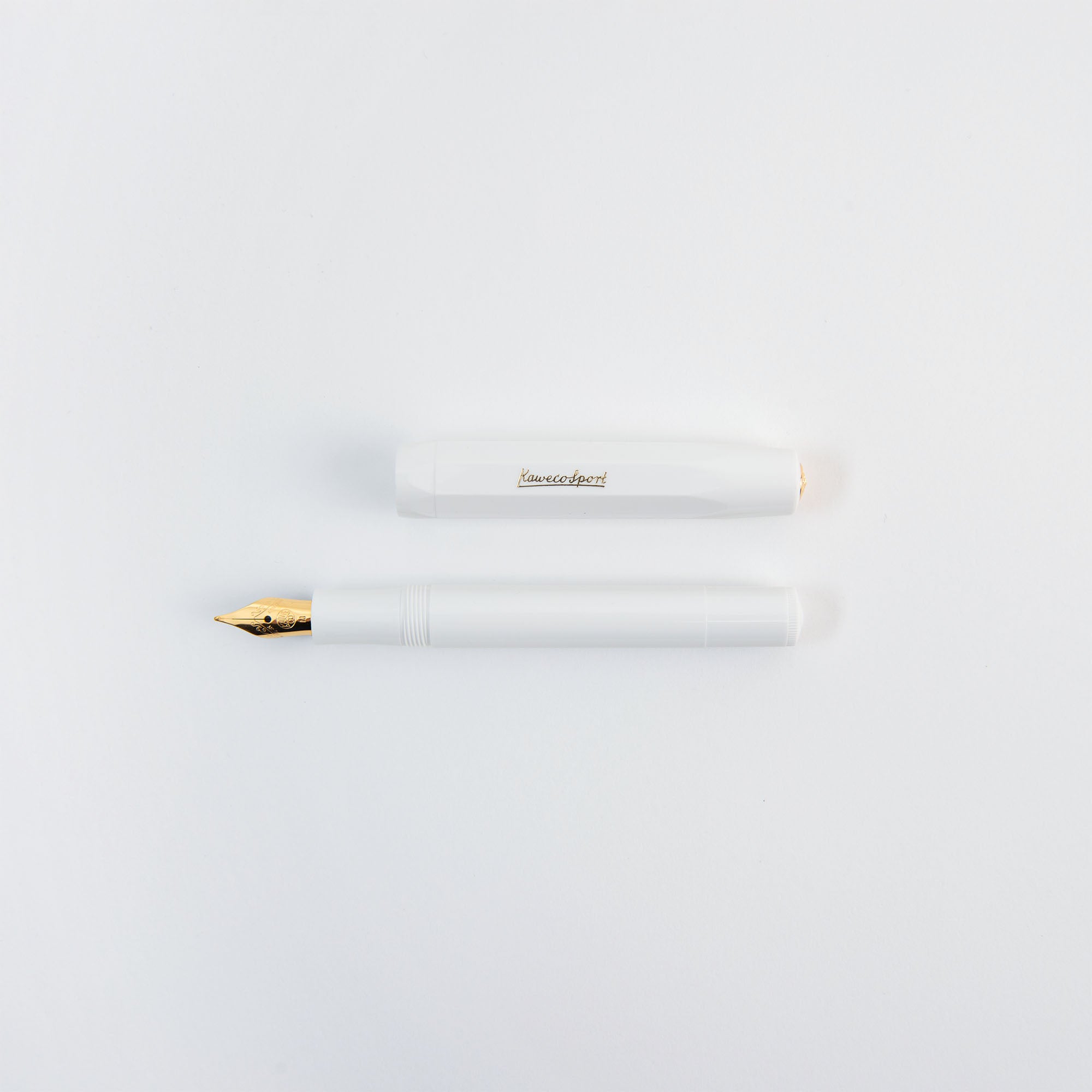 Ein Kaweco Classic Sport - Füllhalter von Kaweco, weiß mit Goldfeder und separater weißer Kappe, ist parallel auf einem schlichten weißen Hintergrund platziert.