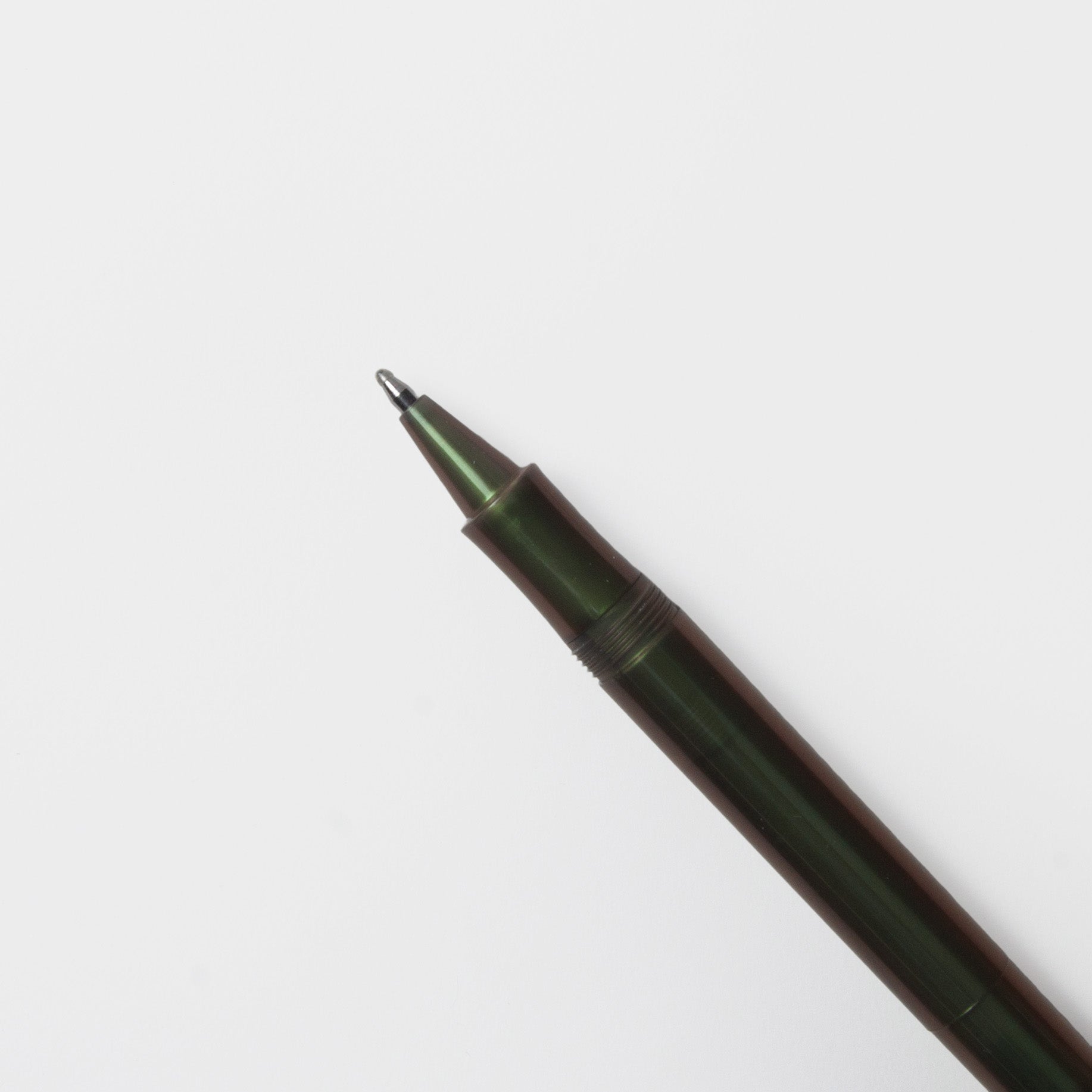 Ein Kaweco Lunar Sport - Kugelschreiber von Kaweco ist diagonal auf einem einfarbig weißen Hintergrund positioniert, wobei die Stiftspitze in die obere linke Ecke zeigt.