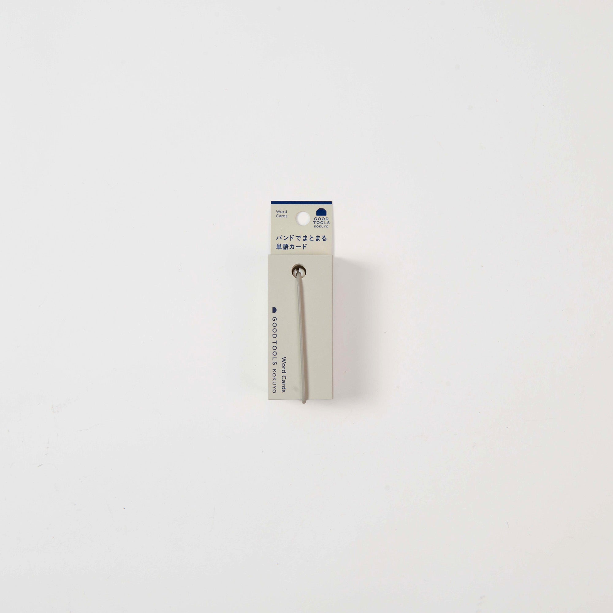 Eine minimalistische Kokuyo Good Tools Word Card mit japanischem Text auf dem weißen Etikett ist unbenutzt und zentriert vor einem schlichten weißen Hintergrund fotografiert.