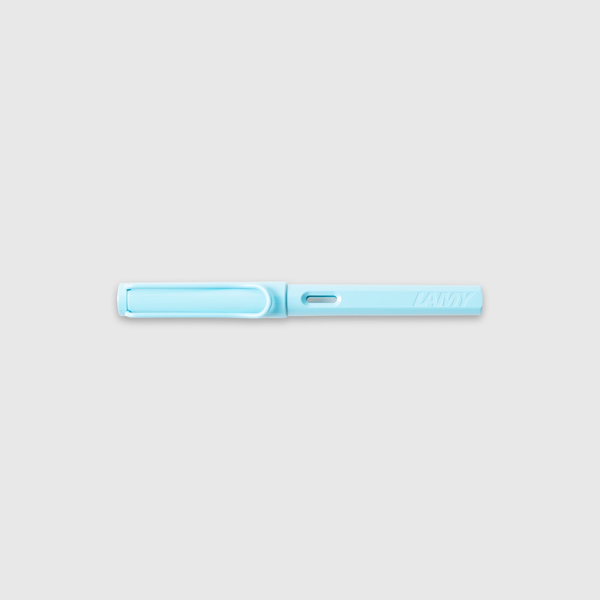 Ein geschlossener pastellblauer LAMY safari Füllhalter von Lamy mit einer Edelstahlfeder ist waagerecht auf einem schlichten hellgrauen Hintergrund platziert.