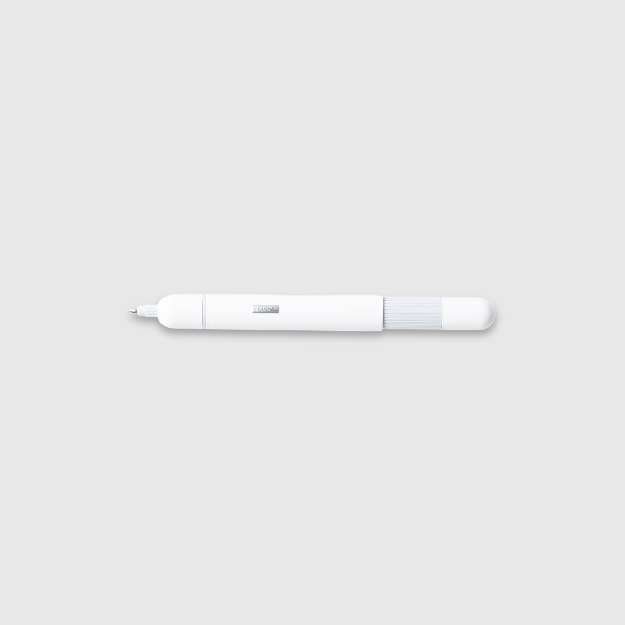 Ein weißer LAMY pico Kugelschreiber von Lamy mit minimalem Design, Clip und strukturiertem Griff ist auf einem hellgrauen Hintergrund zentriert.