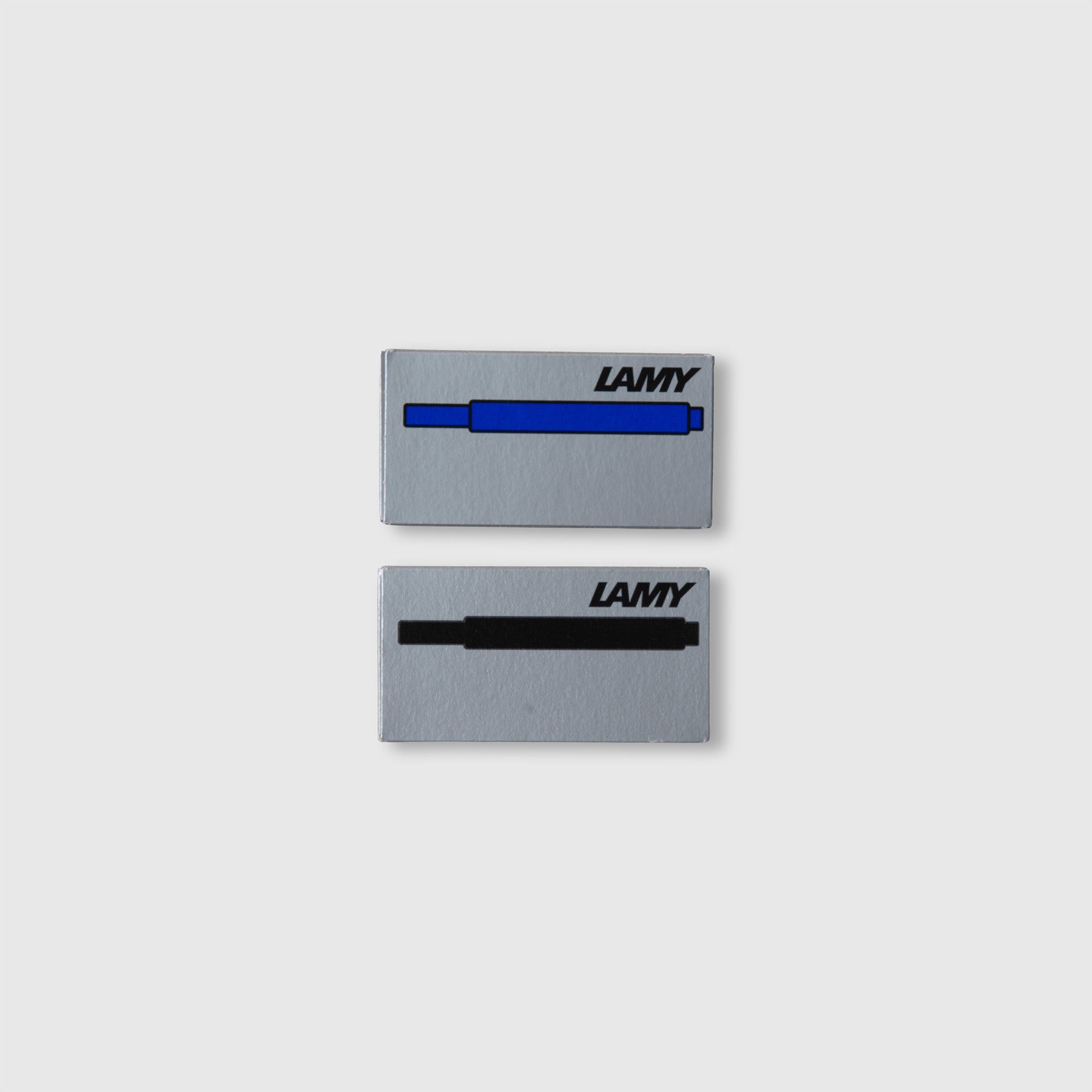 Zwei rechteckige Pins auf hellgrauem Hintergrund tragen das Lamy Branding: Der obere Pin zeigt eine blaue LAMY Tintenpatrone T10 für den LAMY safari Füllhalter, der untere eine schwarze Konverter-Illustration mit passendem Text.