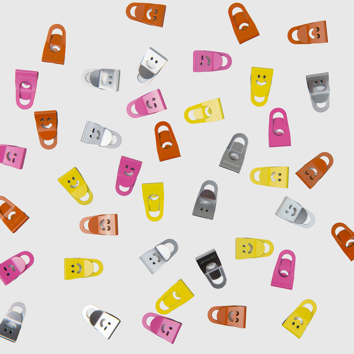 Le Typographe Mini-Clips Smiley in verschiedenen Farben, jeweils mit einem schlichten Smiley-Motiv als Ausschnitt zur Organisation auf dem Schreibtisch.