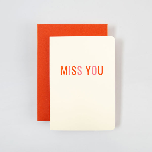 Die Le Typographe „MISS YOU Karte und Kuvert“ zeigt leuchtend orange und rosa Buchstaben auf einer bezaubernden A6-Klappkarte. Zusammen mit einem roten Umschlag ist sie perfekt, um herzliche Nachrichten von überall her zu senden, sogar von Belgien.