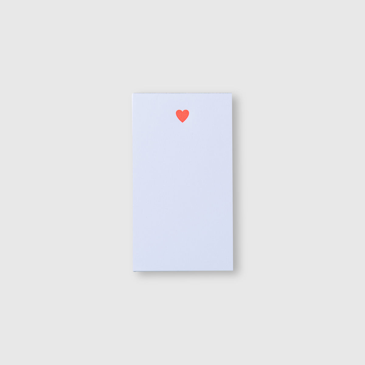 Ein vertikales Mini-Notizbuch – Kiss Kiss, Love Love – mit einem kleinen roten Herz, das oben aufgedruckt ist.
