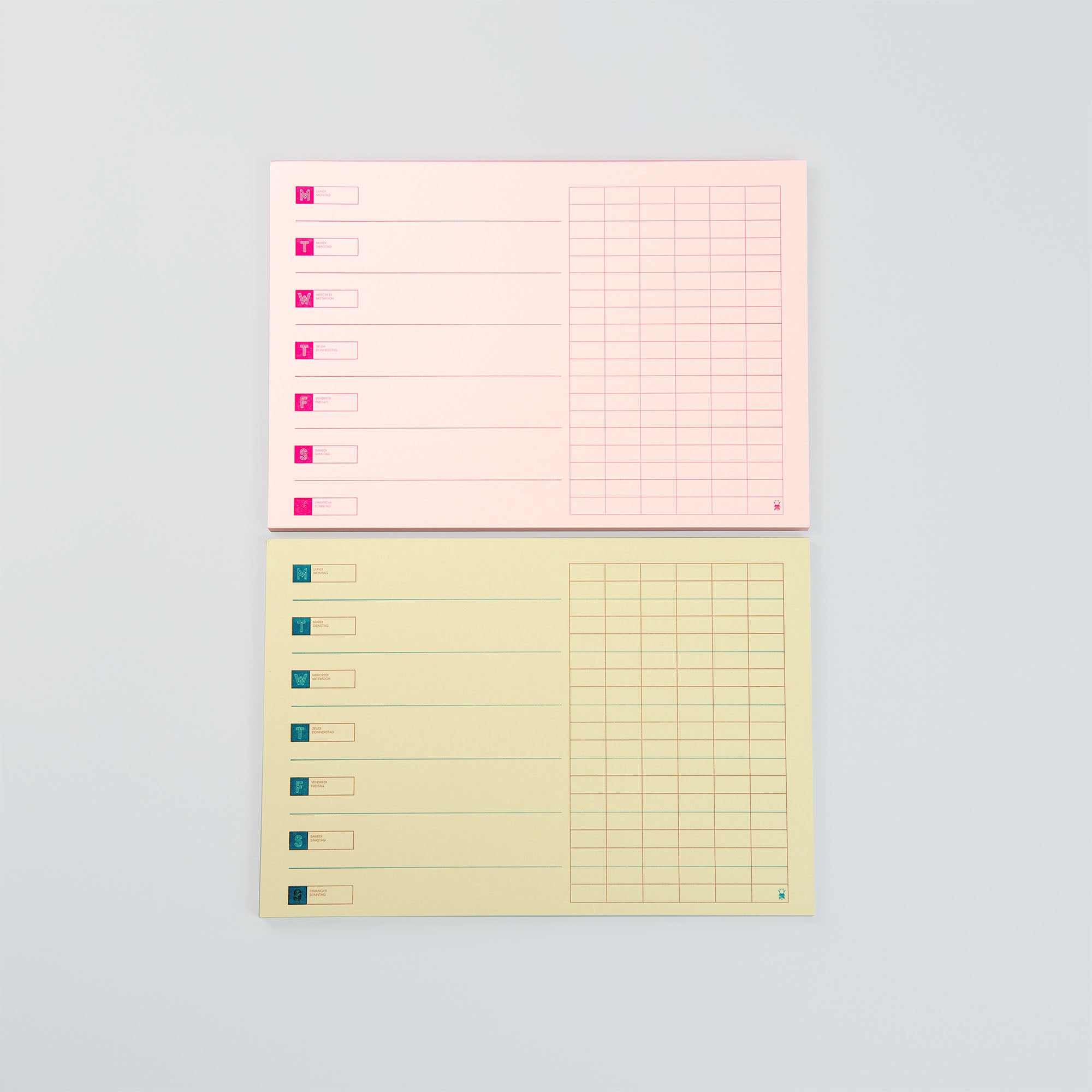 Zwei rechteckige Desk Diary Horizontal Notizblöcke von Le Typographe, einer rosa und einer gelb, jeweils mit Checklistenfeldern links und einem Raster rechts, liegen nebeneinander auf einem hellgrauen Hintergrund - perfekt für Ihren Arbeitsbereich.