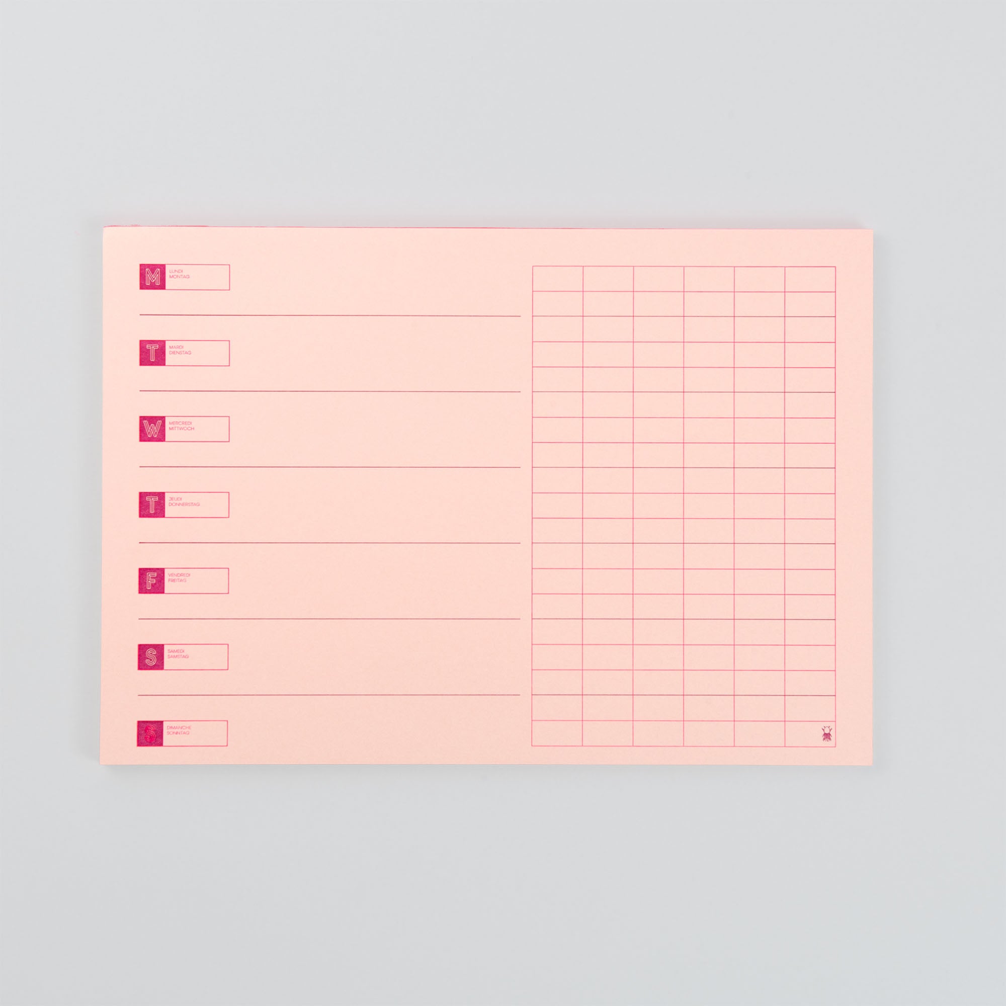Der Le Typographe Desk Diary Horizontal ist ein rosa A4-Wochenplaner mit Tagen auf der linken Seite und einem geräumigen roten Raster für Notizen auf der rechten Seite, alles vor einem hellgrauen Hintergrund für einen sauberen, modernen Stil. Perfekt als Schreibtischkalender.