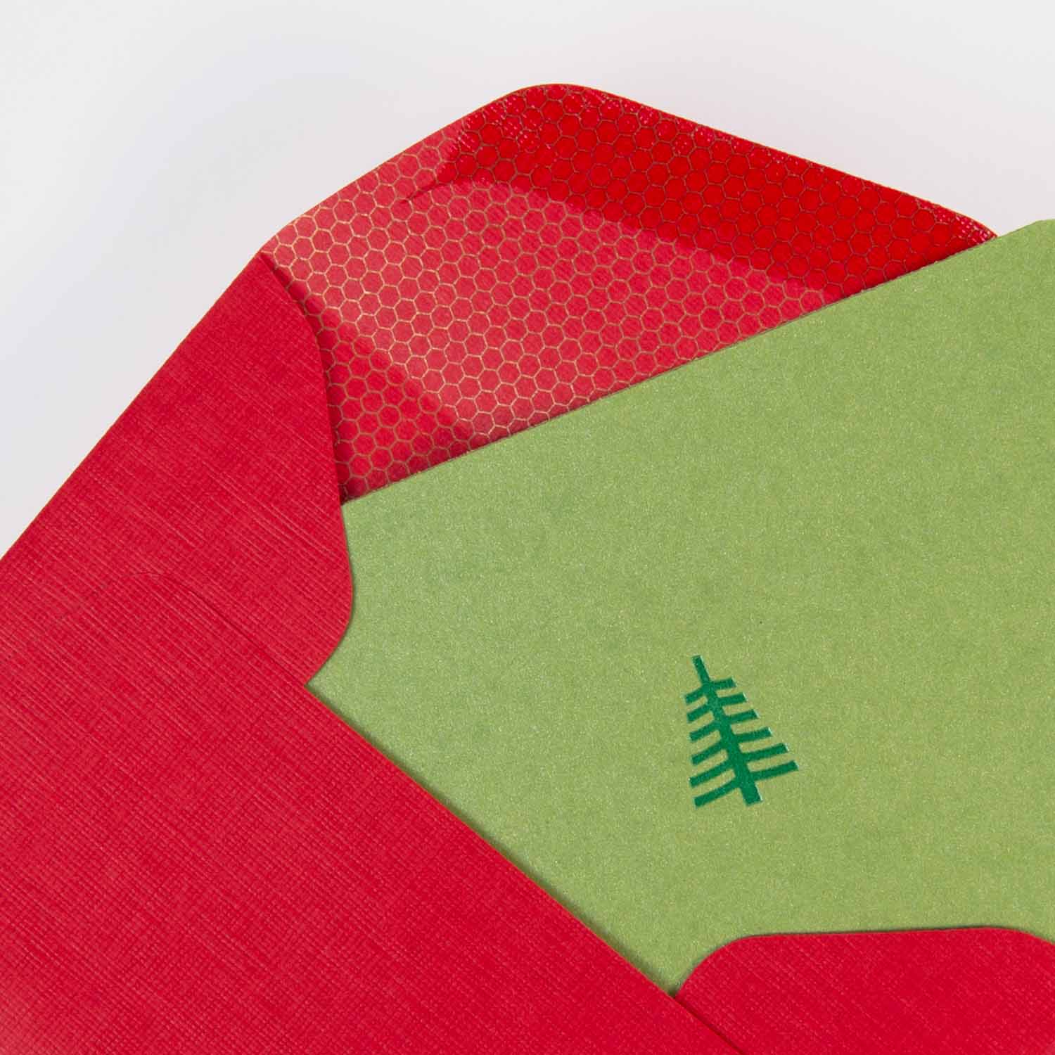 Die "Tannenbaum klein - Mini Karte" von Le Typographe zeigt ein schlichtes grünes Tannenbaum-Motiv und kommt teilweise in einem roten Umschlag mit rot-goldenem Wabenfutter - ideal für festliche Weihnachtsgrüße.