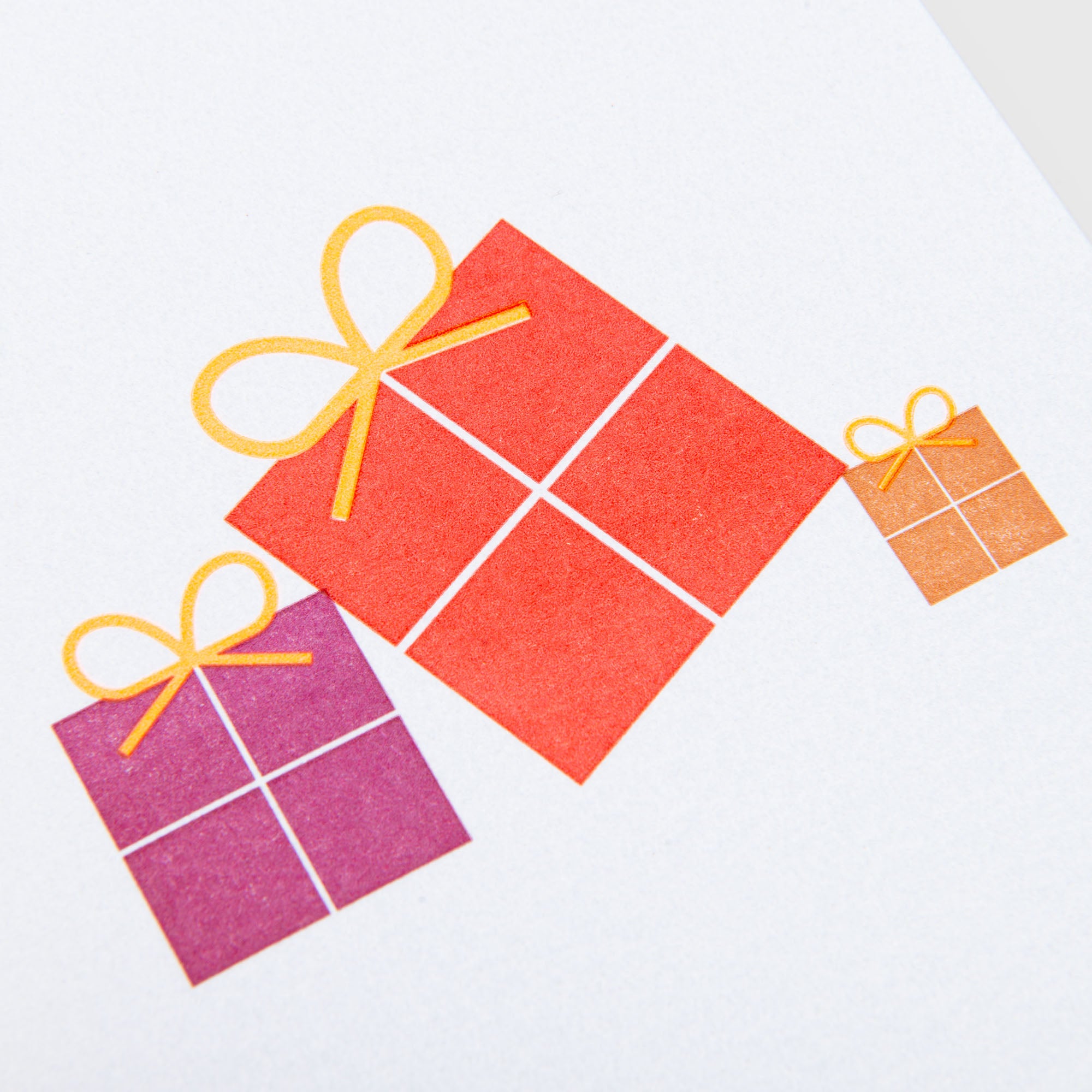 Die Le Typographe "Geschenke. Geschenke. Geschenkt." besteht aus drei quadratischen Geschenkboxen in Rot, Lila und Orange mit gelben Schleifen, die diagonal auf Weiß angeordnet sind - ideal zur Kombination mit einer Letterpress-Karte oder Klappkarte A6. Die Größen reichen von groß bis klein.