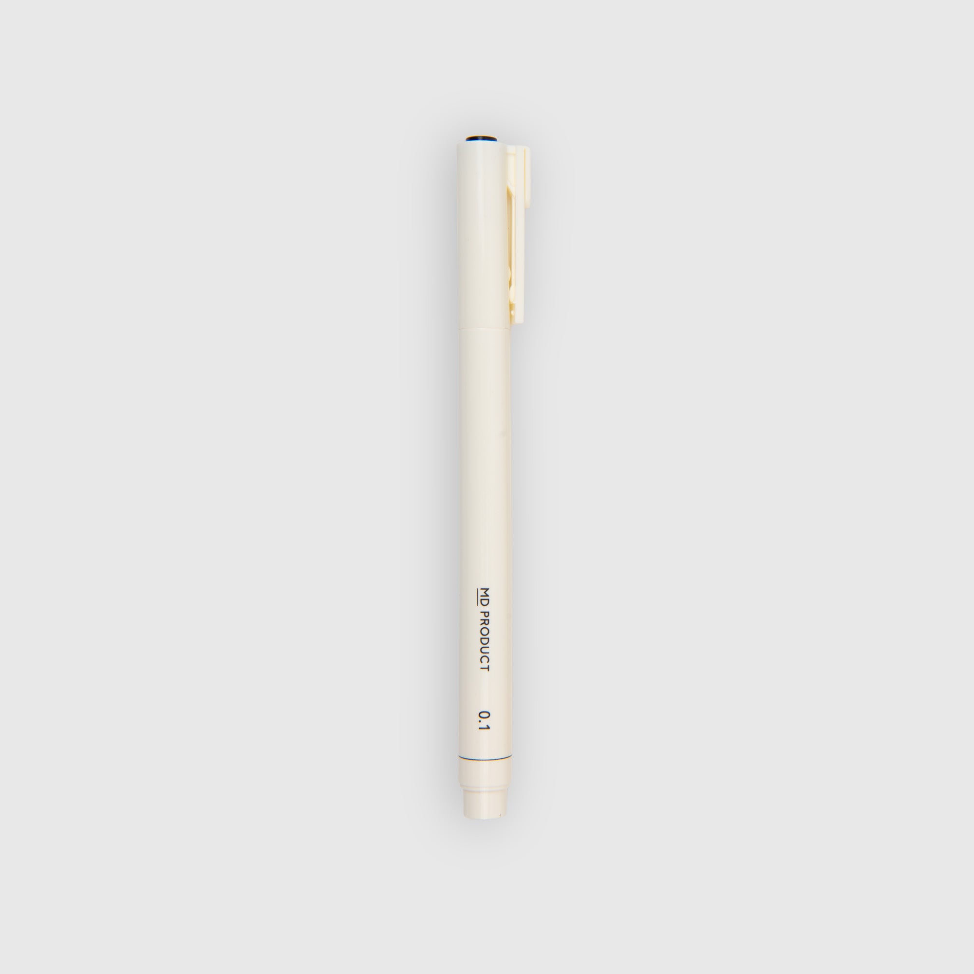 Ein weißer Midori MD Drawing Pen mit feiner Spitze, Kappe und Clip ist senkrecht vor einem schlichten hellgrauen Hintergrund abgebildet. Dieser Stift verfügt über wasserbasierte Pigmenttinte für gleichmäßige, präzise Linien – und eignet sich somit ideal für jedes kreative Projekt.