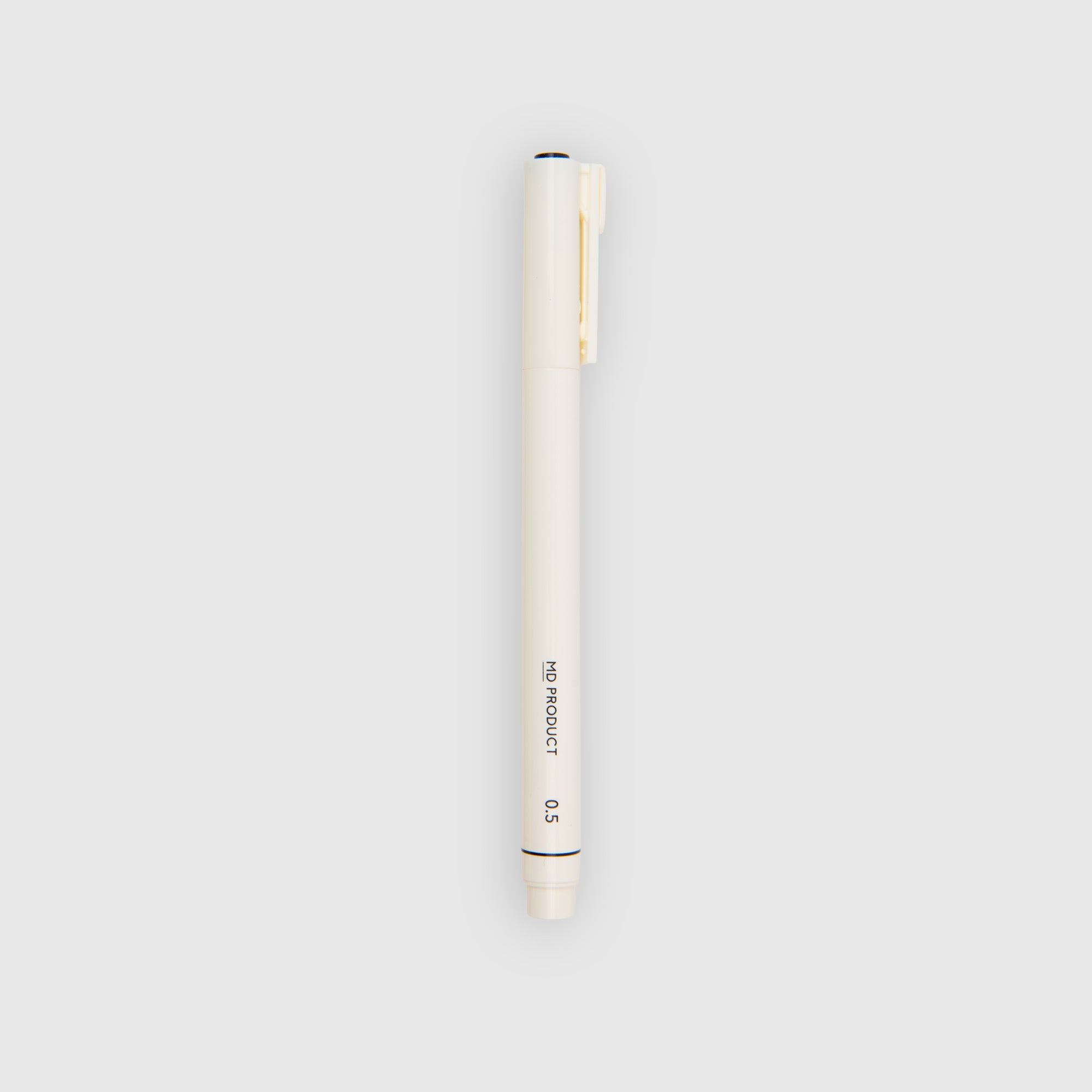 Ein weißer Midori MD Drawing Pen 0,5 mm mit aufsteckbarer Kappe ist senkrecht vor einem schlichten hellgrauen Hintergrund abgebildet. Dieser Gelstift von Midori besticht durch ein minimalistisches Design, trägt die Aufschrift „MD PRODUCT 0,5“ auf dem Schaft und verwendet wasserbasierte Pigmenttinte, um glatte, präzise Linien zu zeichnen.