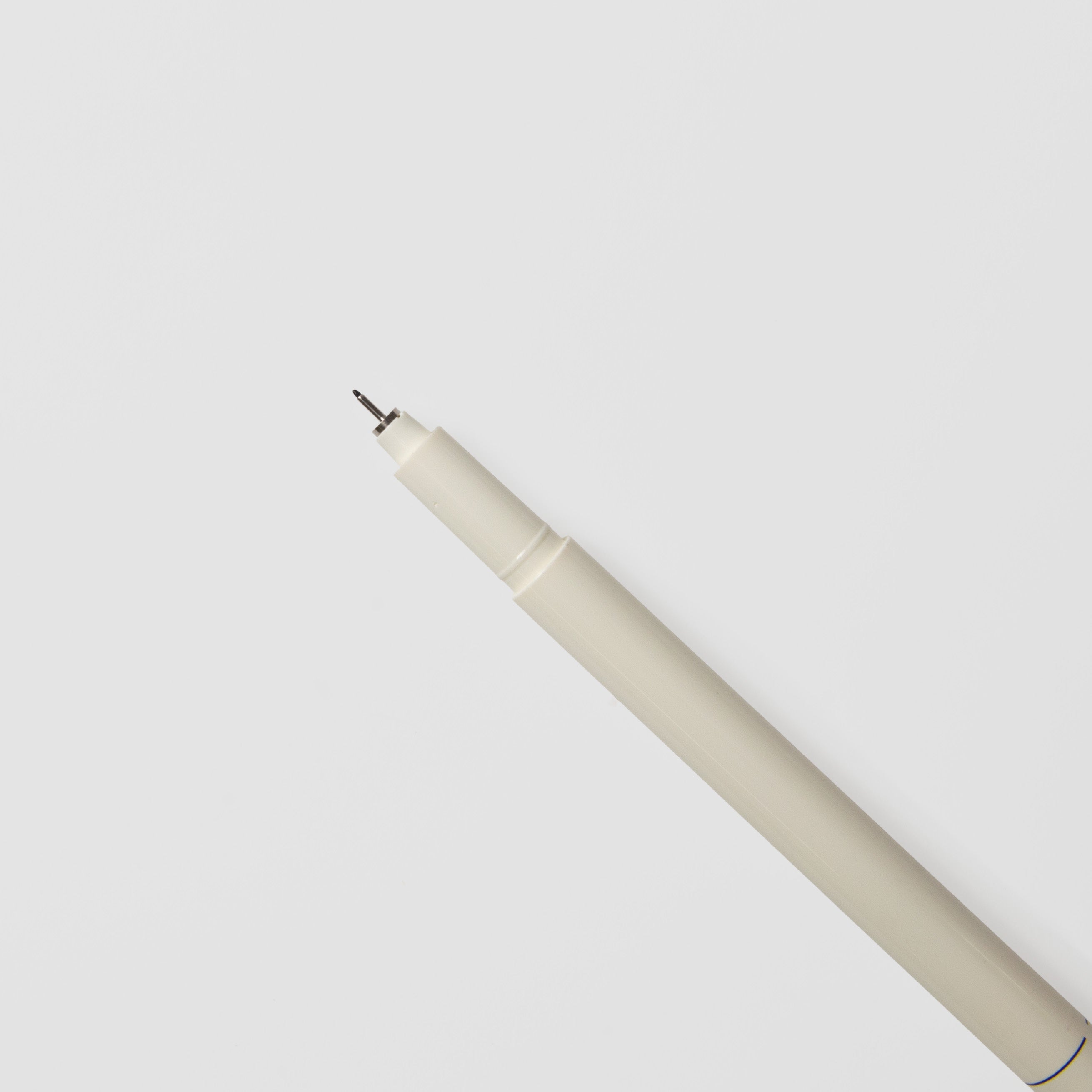 Ein Midori MD Drawing Pen 0,3 mm mit feiner Spitze und beigem Korpus ist diagonal auf einem einfarbig weißen Hintergrund platziert.