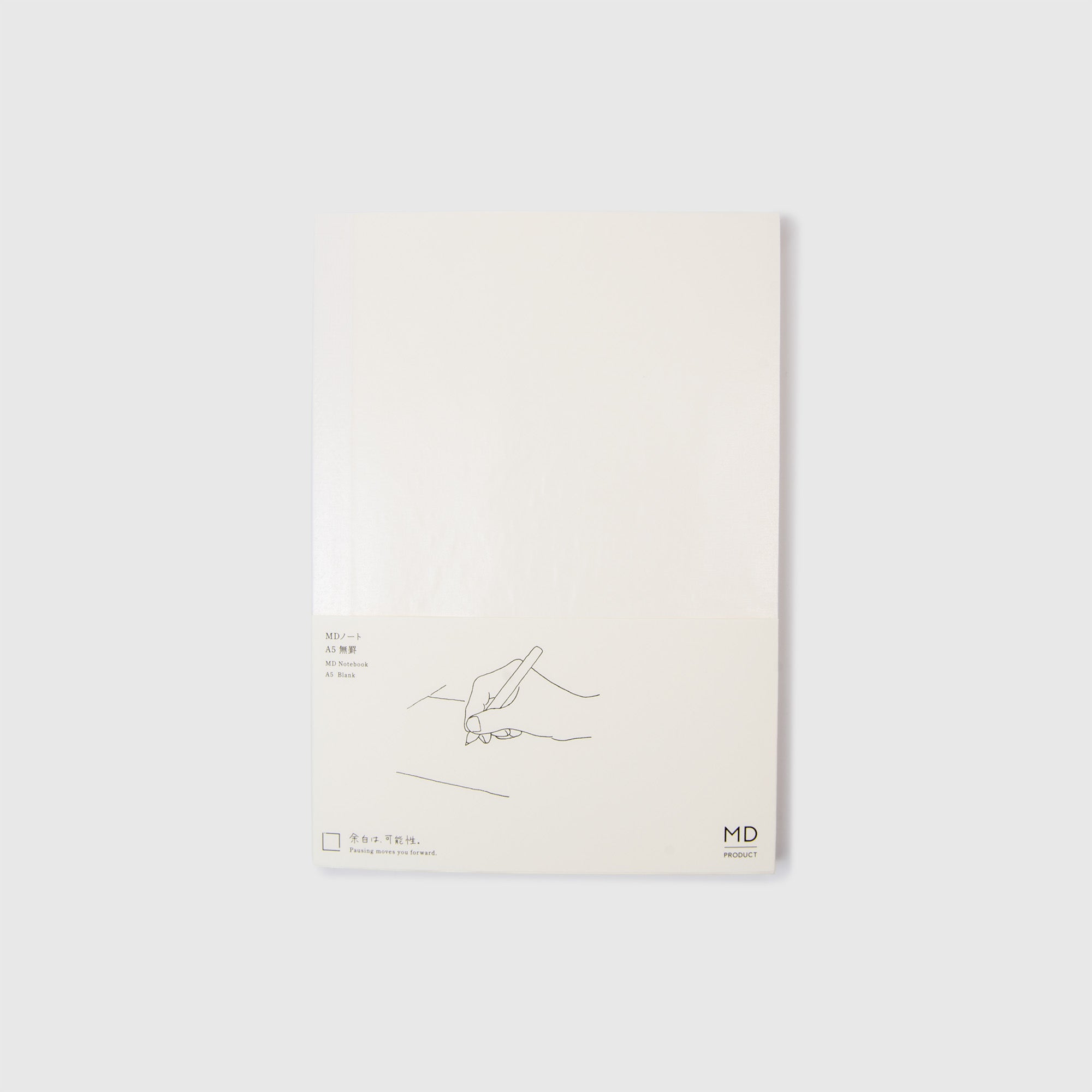 Das MD Notebook A5 – ein minimalistisches Notizbuch aus Japan von Midori – besticht durch seinen schlichten, weißen Einband mit einer feinen Strichzeichnung einer schreibenden Hand und einer dezenten Beschriftung auf Japanisch und Englisch unten links – ein elegantes Midori-Notizbuch für tägliche Notizen.
