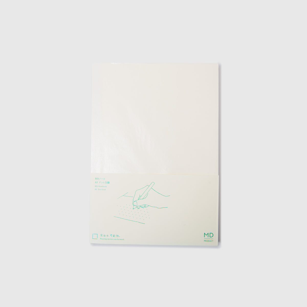 Ein leeres MD-Notizbuch im A5-Format – ein minimalistisches Notizbuch aus Japan von Midori – mit einer schlichten Handzeichnung auf gepunktetem MD-Papier ist vor einem schlichten hellgrauen Hintergrund abgebildet. Im unteren Bereich sind nur wenige Textzeilen und das markante grüne MD-Logo zu sehen, was die zeitlose Designästhetik eines klassischen Midori-Notizbuchs widerspiegelt.