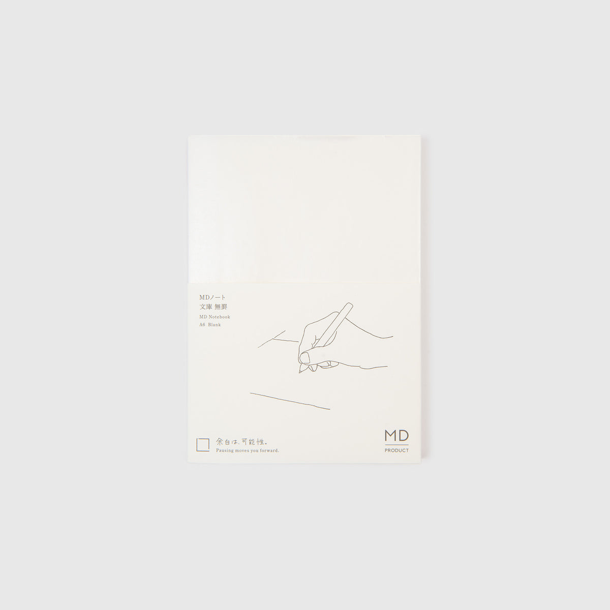 Minimalistischer weißer Einband des Midori MD Notebook A6 mit einer schlichten Strichzeichnung einer Hand, die einen Stift hält. Der japanische und englische Text „MD Notebook A6 Blank“ und „MD PAPER PRODUCTS“ in der rechten unteren Ecke verweist auf die fadengebundene Bindung, die für besondere Langlebigkeit sorgt.