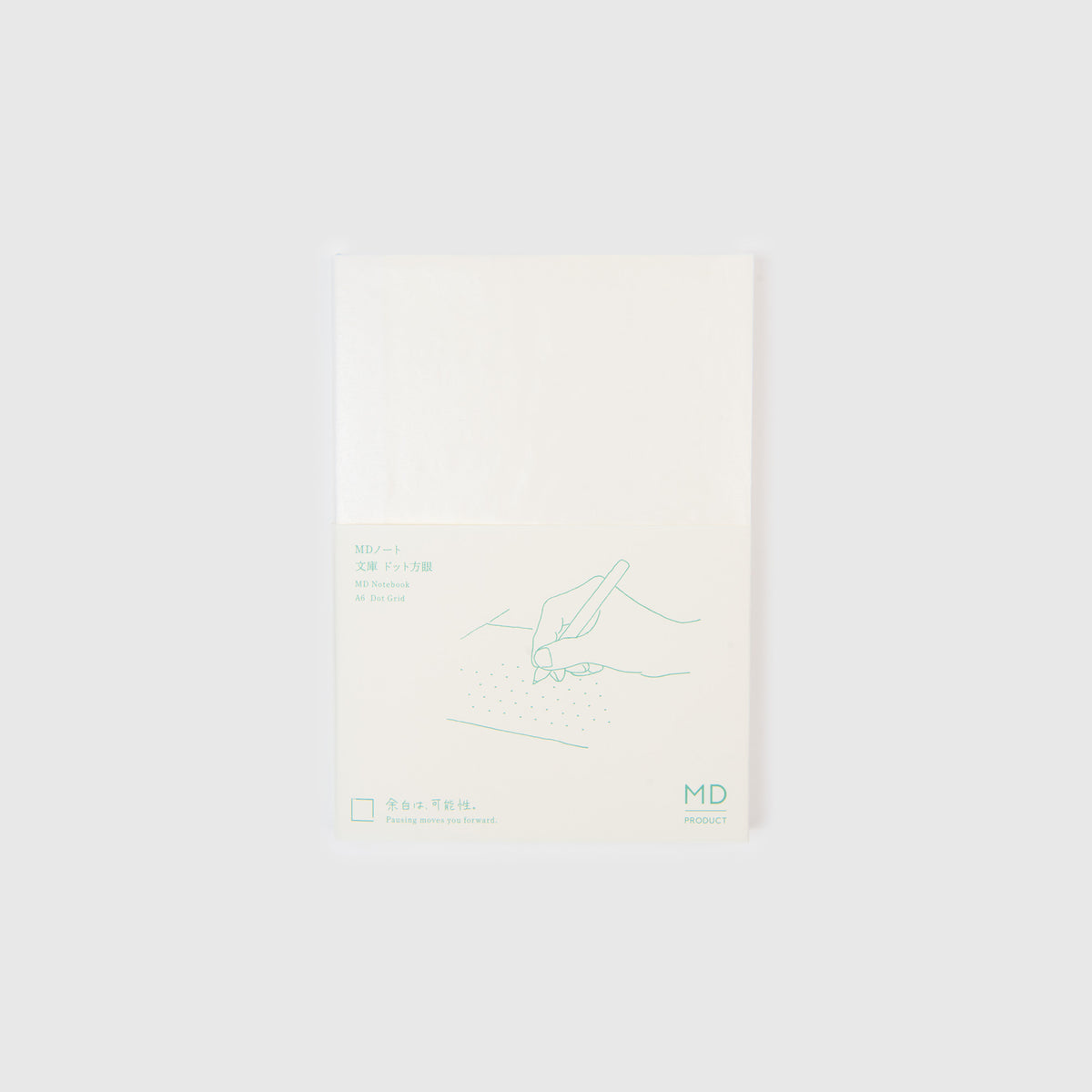 Mit seinem raffinierten, minimalistischen Design besticht das Midori MD-Notizbuch im A6-Format durch einen überwiegend weißen Einband, der mit einer hellgrünen Strichzeichnung einer Hand verziert ist, die auf Papier schreibt. „MD“ ist dezent in der rechten unteren Ecke aufgedruckt und unterstreicht den eleganten Stil der Midori-Schreibwaren. Dieses A6-Notizbuch verfügt über eine strapazierfähige Fadenheftung für langlebigen Gebrauch.