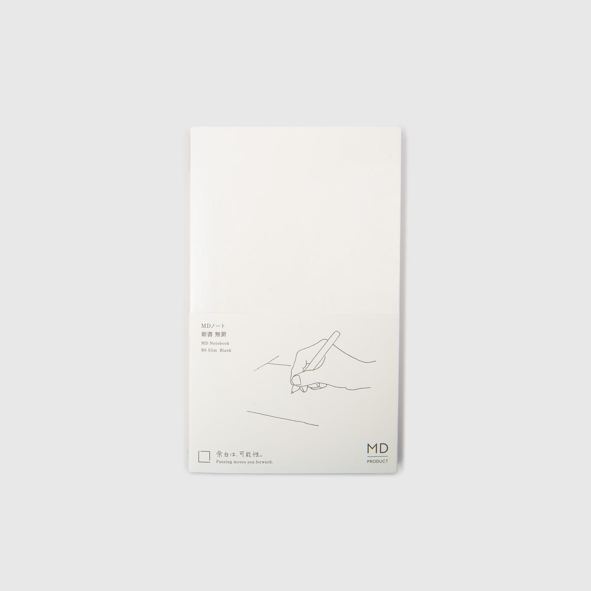 Das Midori MD Notebook – B6 Slim ist ein minimalistisches Notizbuch mit einem strahlend weißen Einband. Im unteren Bereich ist eine schlichte Strichzeichnung einer Hand zu sehen, die einen Stift hält, was auf das für Füllfederhalter geeignete Papier hinweist. Auf der Vorderseite sind der Schriftzug „MD Notebook“ sowie Produktdetails der Marke Midori zu sehen.