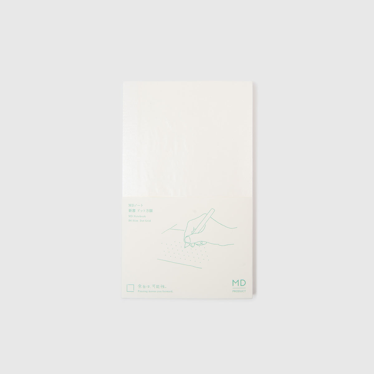 Das Midori MD-Notizbuch – B6 Slim von Midori besticht durch einen schlichten, minimalistischen weißen Einband, der mit einer hellgrünen Strichzeichnung einer schreibenden Hand sowie japanischen und englischen Texten verziert ist. Sein klares und modernes Design verkörpert die klassische Ästhetik der MD-Notizbücher. Das Format B6 Slim eignet sich perfekt für den täglichen Gebrauch, und das für Füllfederhalter geeignete Papier sorgt für ein angenehmes Schreibgefühl.
