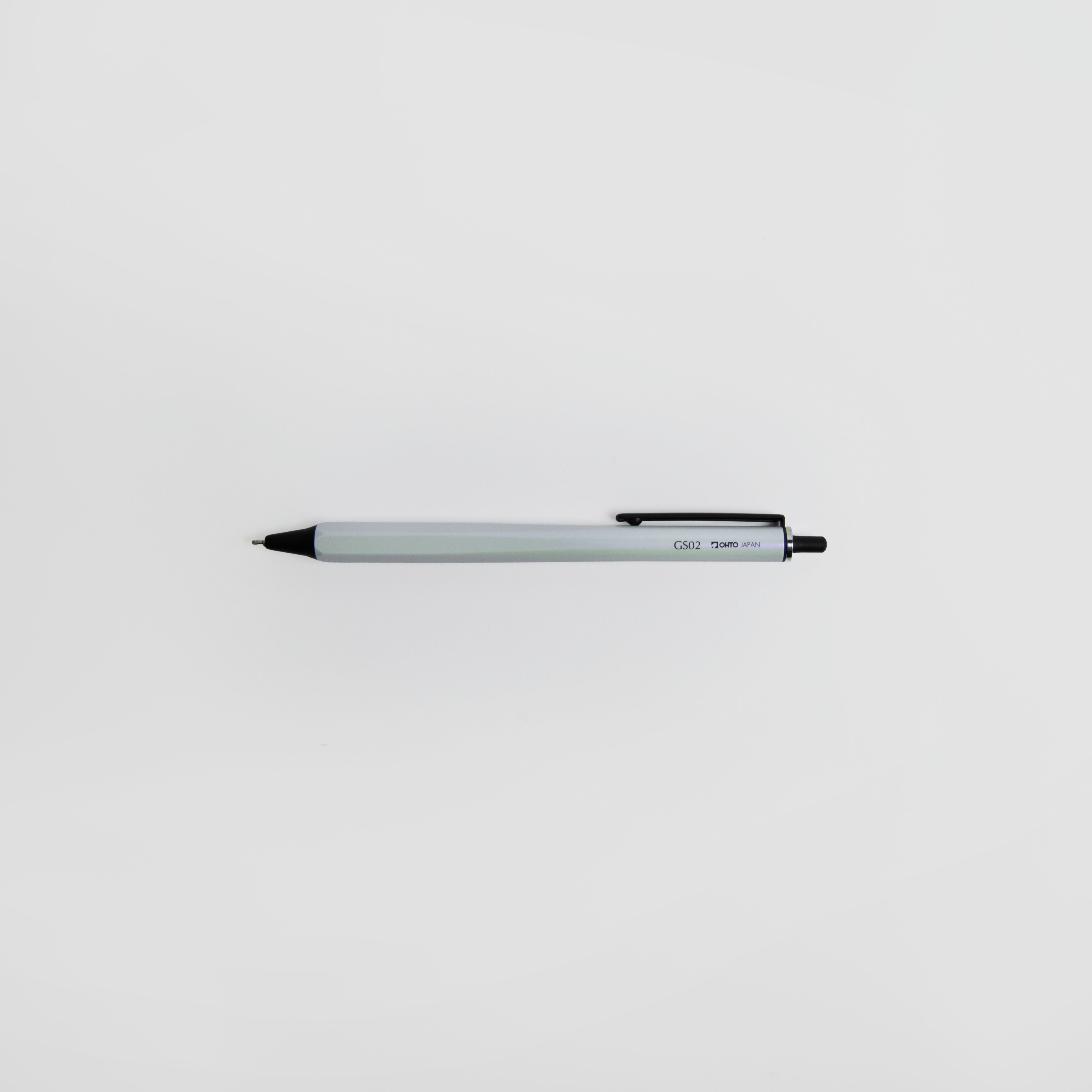Ein einzelner OHTO GS02 Gelschreiber - japanischer Gelstift von Marks Europe in Schwarz und Weiß ist auf einem einfarbig weißen Hintergrund zentriert.