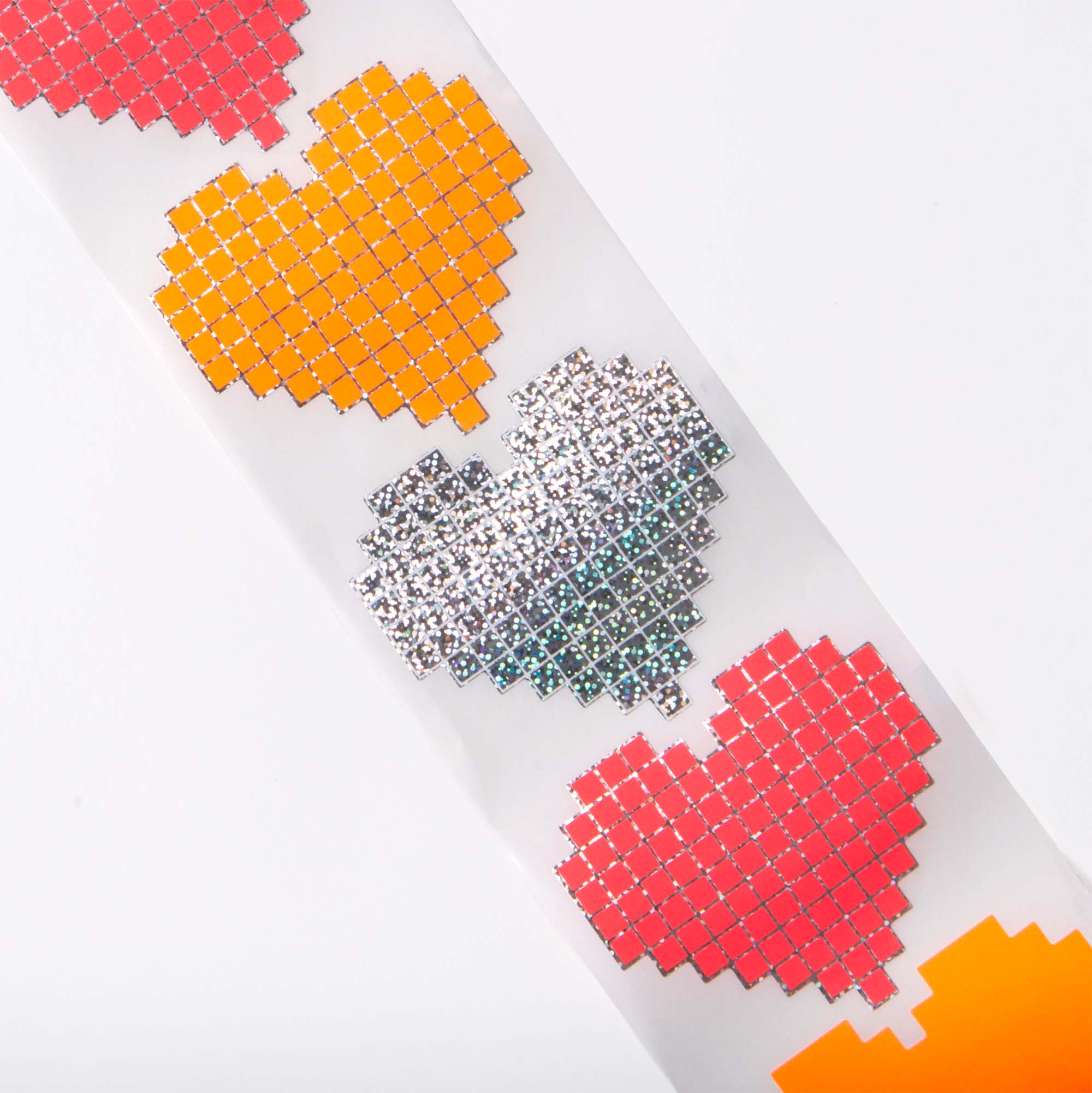 Verleihen Sie jedem Projekt einen Hauch von Charme mit dem Paper Poetry Sticker Herzen "Pixel" - dekoratives Klebeband von Paper Poetry mit orangefarbenen, silbern glitzernden und rosa gepixelten Herzen, die vertikal auf weißem Hintergrund angeordnet sind.