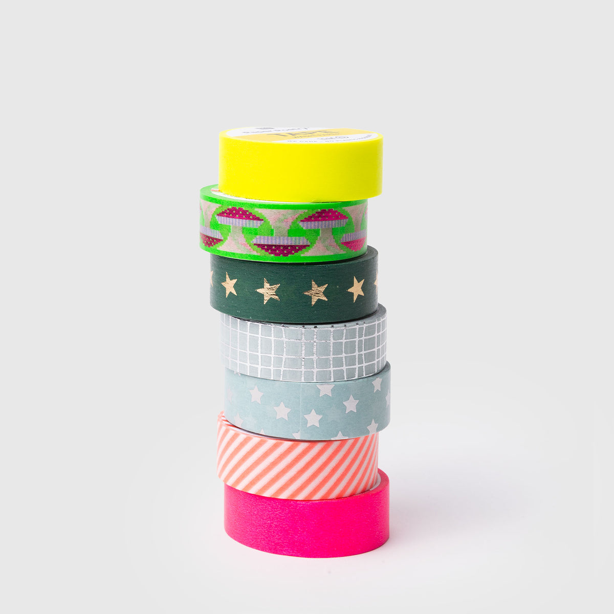 Ein vertikaler Stapel aus sieben Rollen Paper Poetry Washi Tape – Sterne irisierend mit verschiedenen Farben und Mustern, darunter blau schillernde Sterne, Streifen, Pilze und ein Gittermuster.