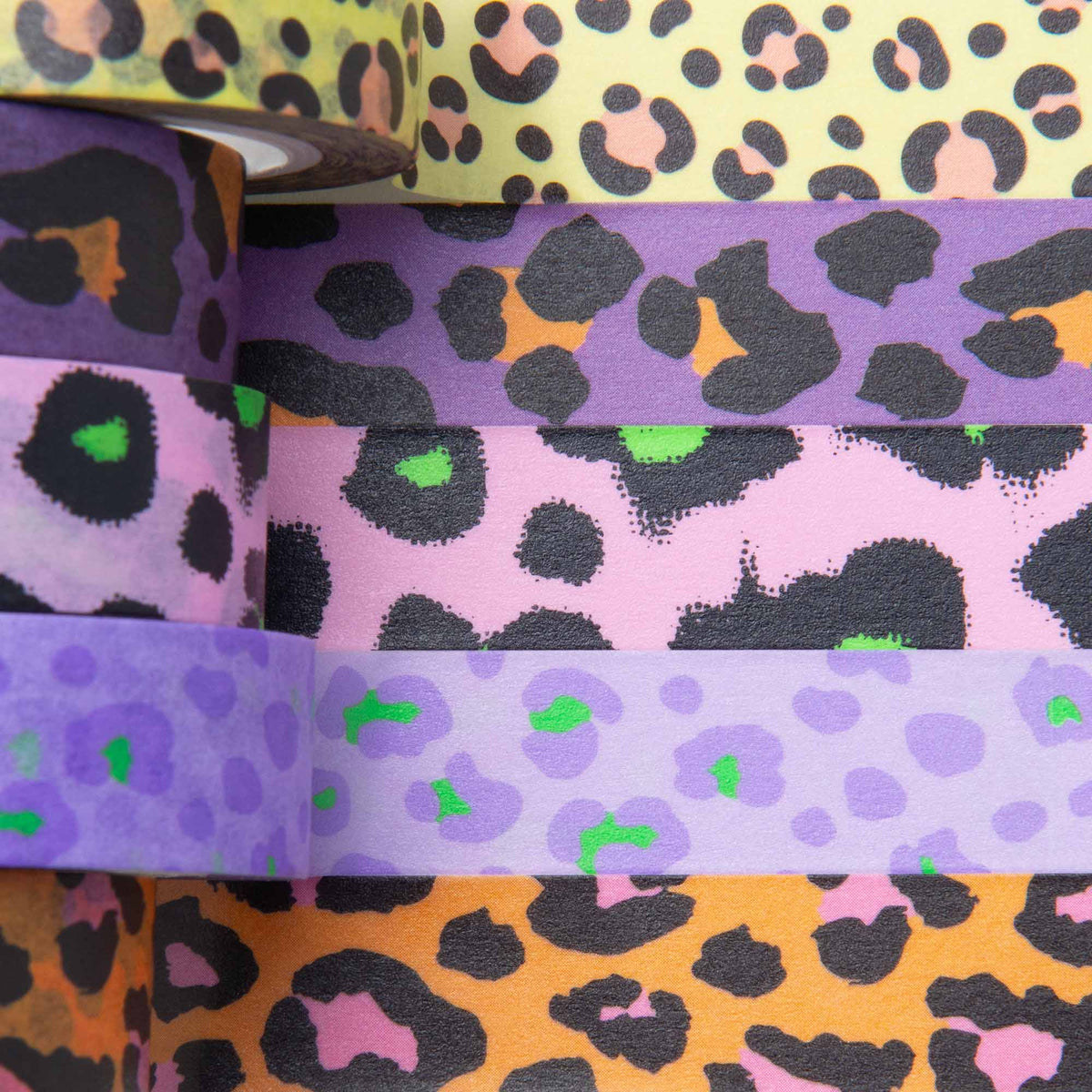 Paper Poetry Washi-Tape-Set – Acid Leo mit fünf Rollen Washi-Tape im Leopardenmuster in leuchtendem Gelb, Lila, Rosa und Orange – ideal zum Gestalten eines Bullet Journals.
