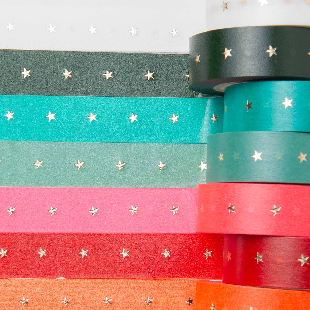 Set mit sieben Rollen Paper Poetry Washi Tape – XXL Sterne in verschiedenen Farbtönen, jeweils verziert mit einem sich wiederholenden Muster aus kleinen metallischen Sternen.