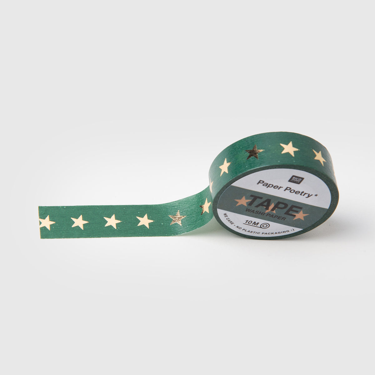 Eine Rolle Paper Poetry Washi Tape – Sterne grün-gold – dunkelgrünes Klebeband mit goldfolierten Sternen, wobei ein kleiner Abschnitt abgewickelt ist, um das Heißfolien-Design zu zeigen.
