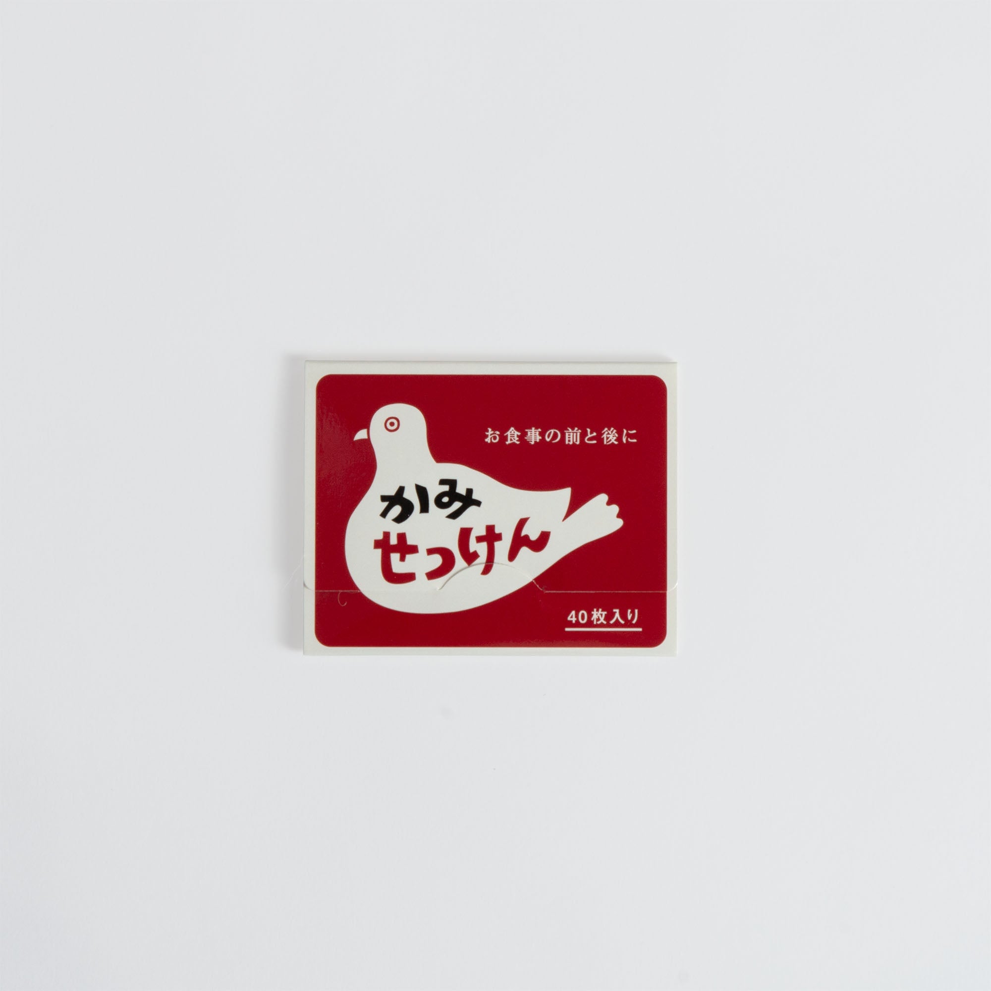 Eine rechteckige rot-weiße Hightide-Papierseifenverpackung im Retro-Design mit einer einfachen weißen Vogelillustration und japanischem Text. Enthält 40 Blatt, ideal für den persönlichen Gebrauch und passt leicht in Ihre Tasche. Einfarbig weißer Hintergrund.