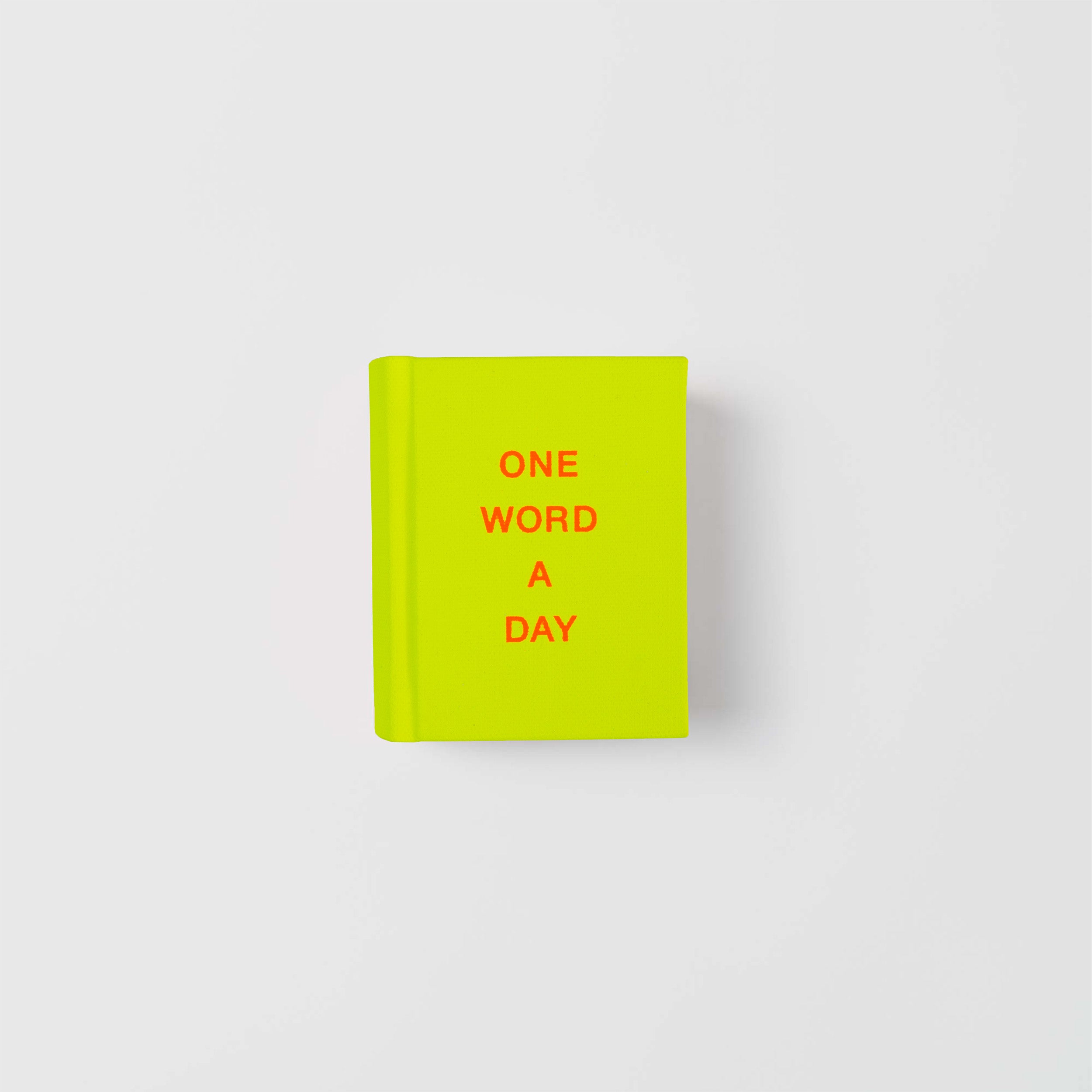 Ein leuchtend gelbes Buch mit dem Titel "OWAD Neon" von paperlux, mit kräftigen roten Großbuchstaben auf weißem Einband - die perfekte Geschenkidee für Journaling-Fans.