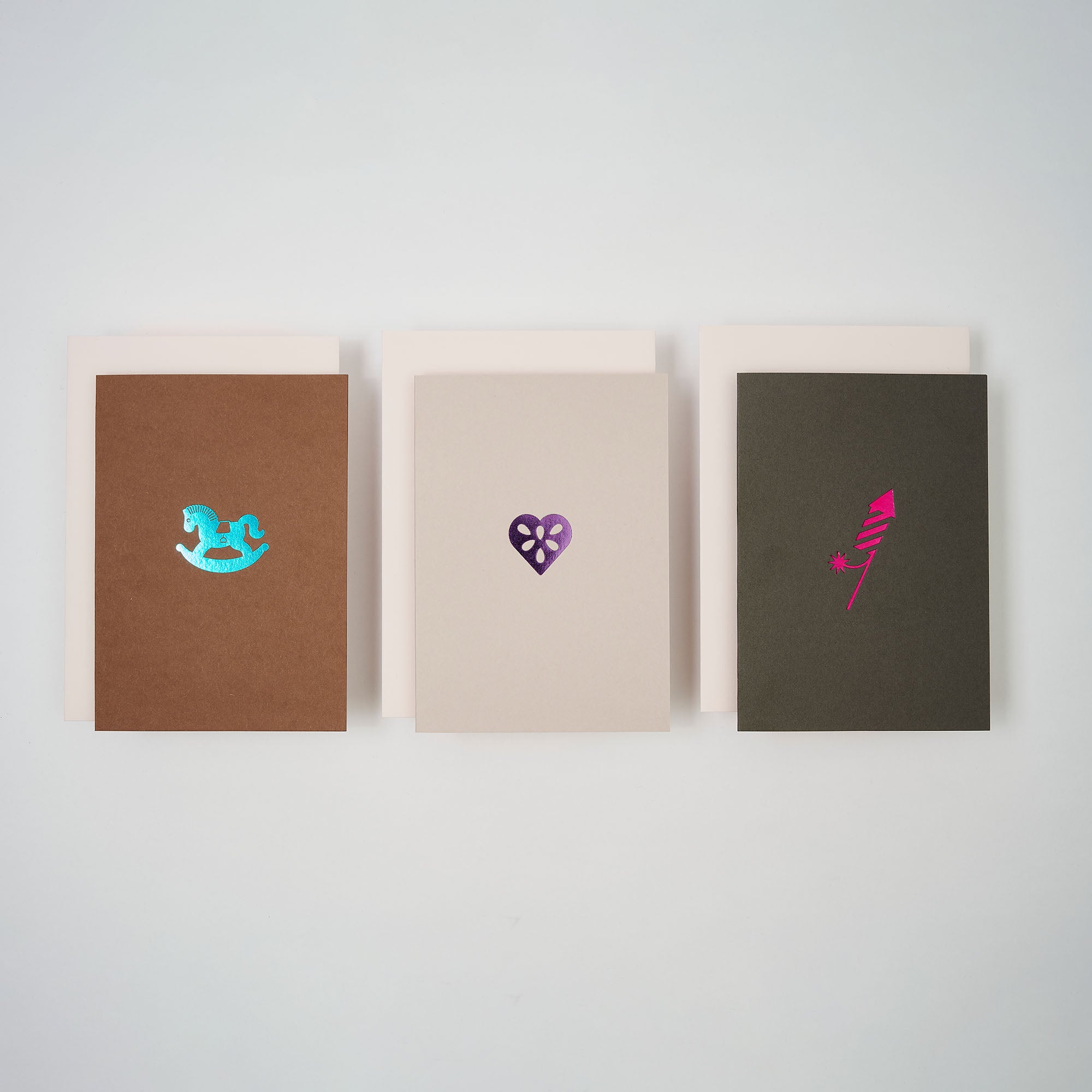 Das paperlux.store Weihnachtskarten 3-er Set enthält die Designs Chocolate, Shadow und Silver Dust, jeweils mit einem passenden Umschlag. Alle drei Karten sind zusammen auf einem weißen Hintergrund abgebildet.