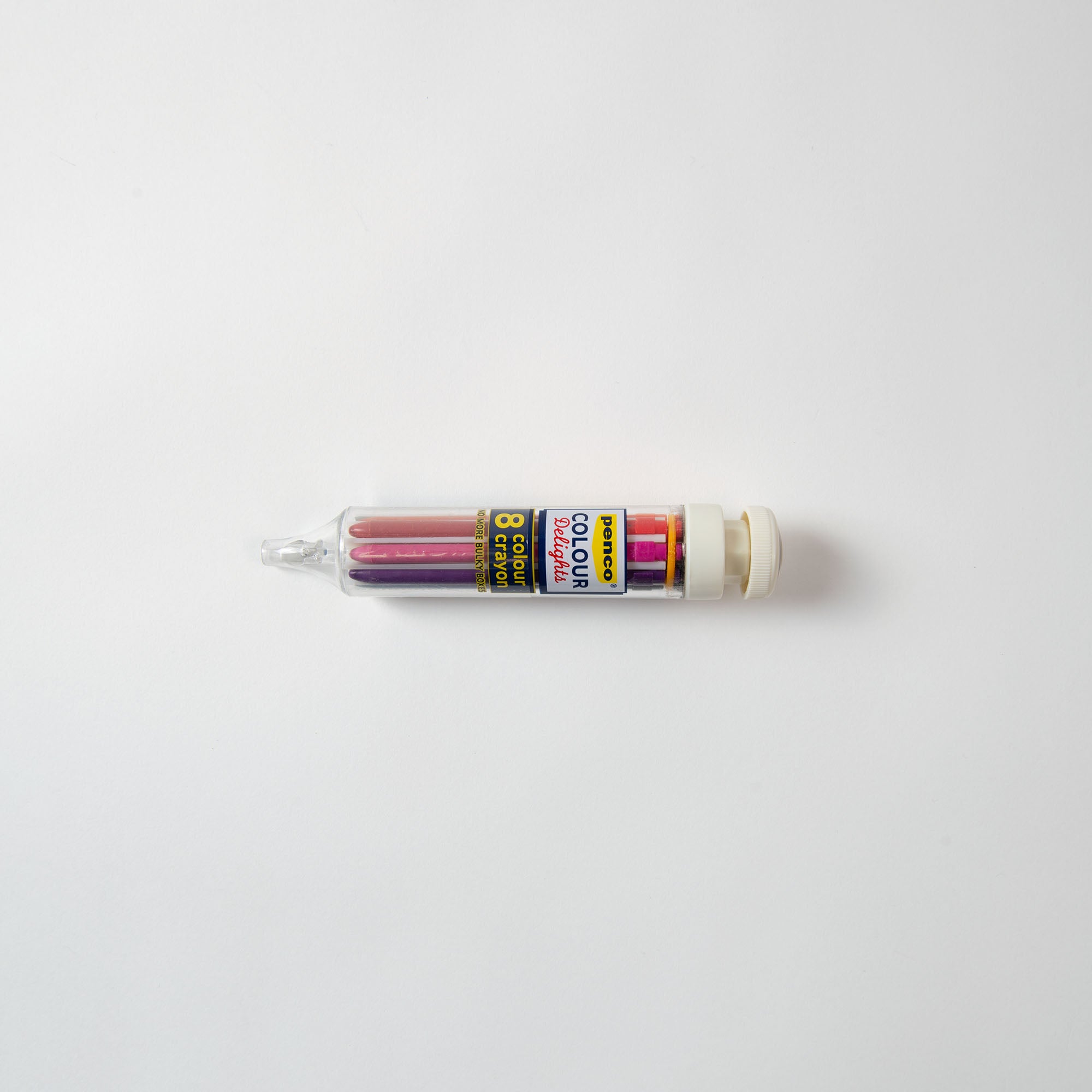 Ein Set mit acht Penco 8 Colour Crayon-Stiften befindet sich in einem durchsichtigen zylindrischen Behälter mit weißem Deckel. Auf dem Etikett steht „Edo Color 8 PCCS-Stifte“ und zeigt rosa, orange und rote Farbtöne auf einem schlichten weißen Hintergrund.