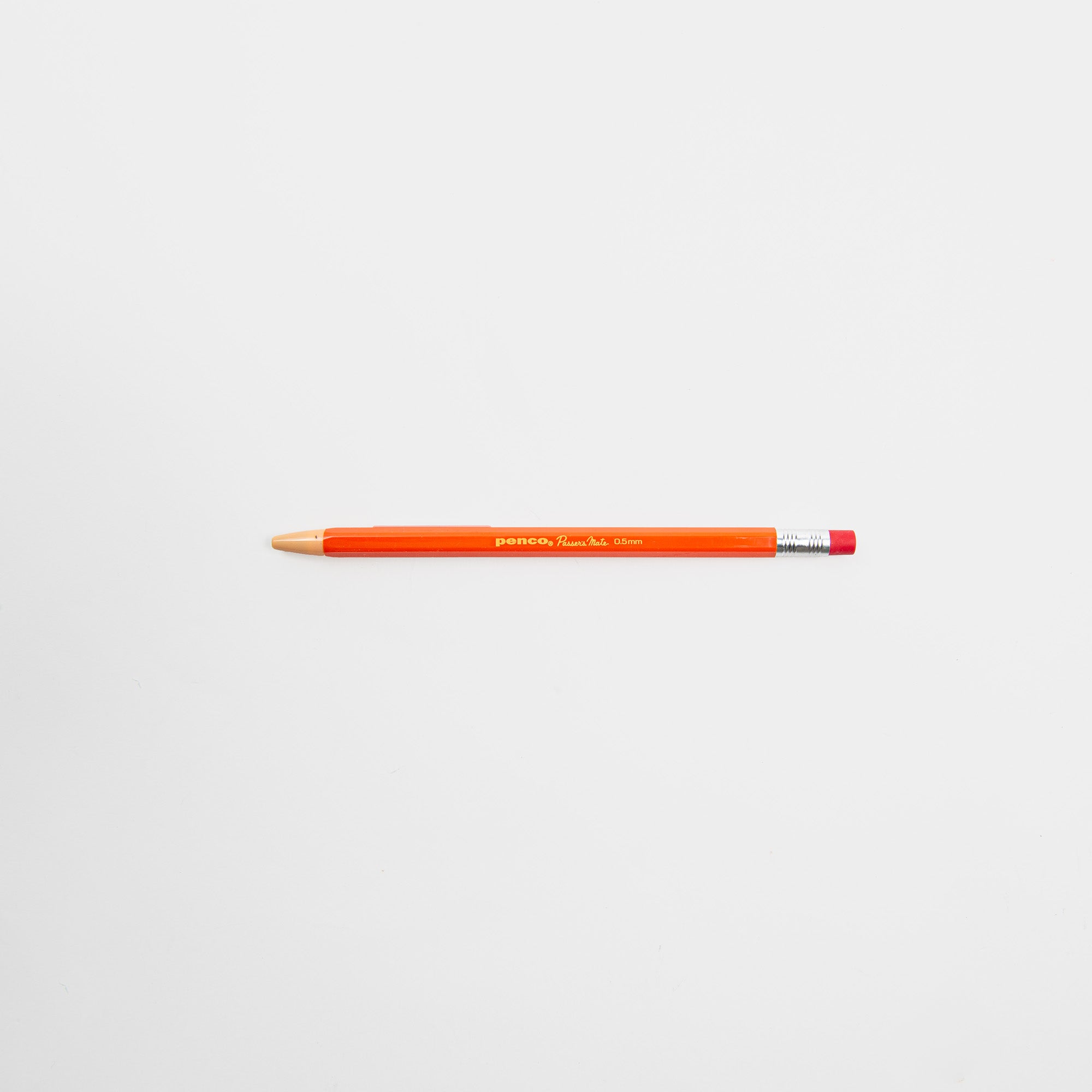 Ein Penco Passers Mate mechanischer Bleistift mit orangefarbenem Gehäuse, rotem Radiergummi und silberner Zwinge ist auf einem schlichten weißen Hintergrund zentriert.