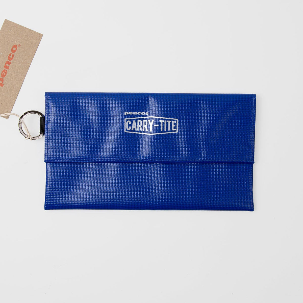 Das Penco Carry Tite Tarp Pen Case ist ein blaues Etui aus wasserdichtem PVC-Tarpaulin mit einem Klappenverschluss und einem Schlüsselring auf einem braunen Anhänger, der vor einem weißen Hintergrund abgebildet ist.
