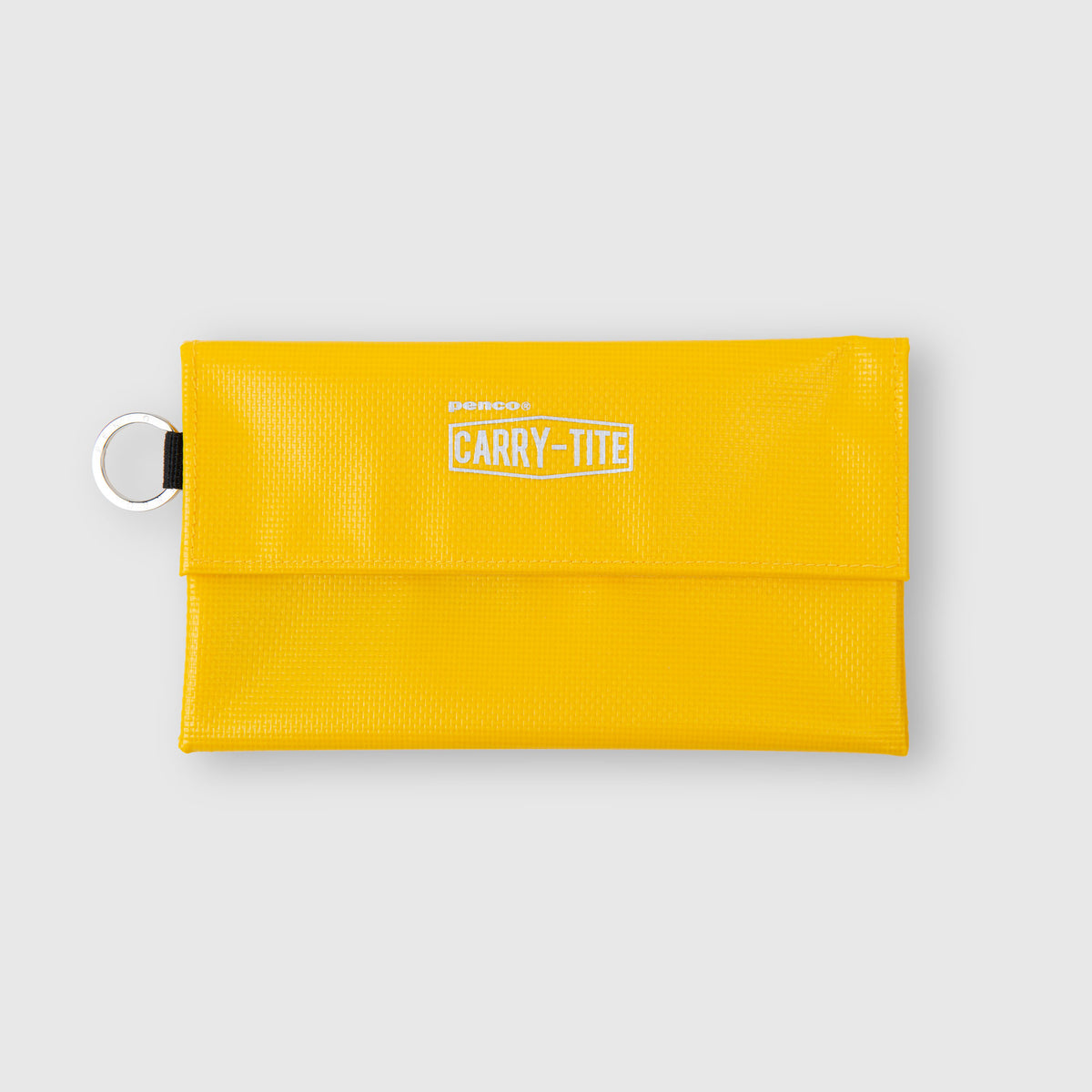 Ein leuchtend gelbes „Penco Carry Tite Tarp“-Stiftetui in rechteckiger Form mit Klappenverschluss, das mit einem weißen CARRY-TITE-Logo versehen ist und an der linken Seite über einen Metallring verfügt. Diese stilvolle, wasserabweisende Tasche von Penco eignet sich perfekt, um Ihre wichtigsten Utensilien sicher aufzubewahren – und das alles vor einem schlichten hellgrauen Hintergrund.