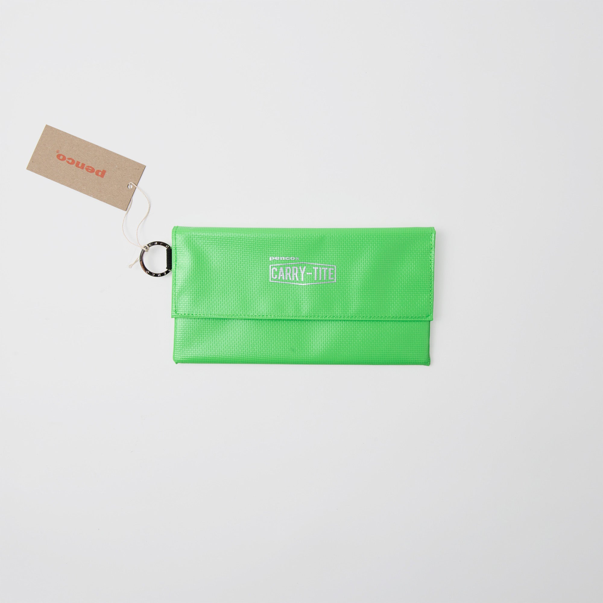 Das Penco Carry Tite Tarp Pen Case ist ein leuchtend grünes, rechteckiges, wasserfestes PVC-Etui mit einer CARRY-TITE-Klappe, einem runden Schlüsselring aus Metall und einem braunen Paneco-Anhänger, alles auf einem schlichten weißen Hintergrund.