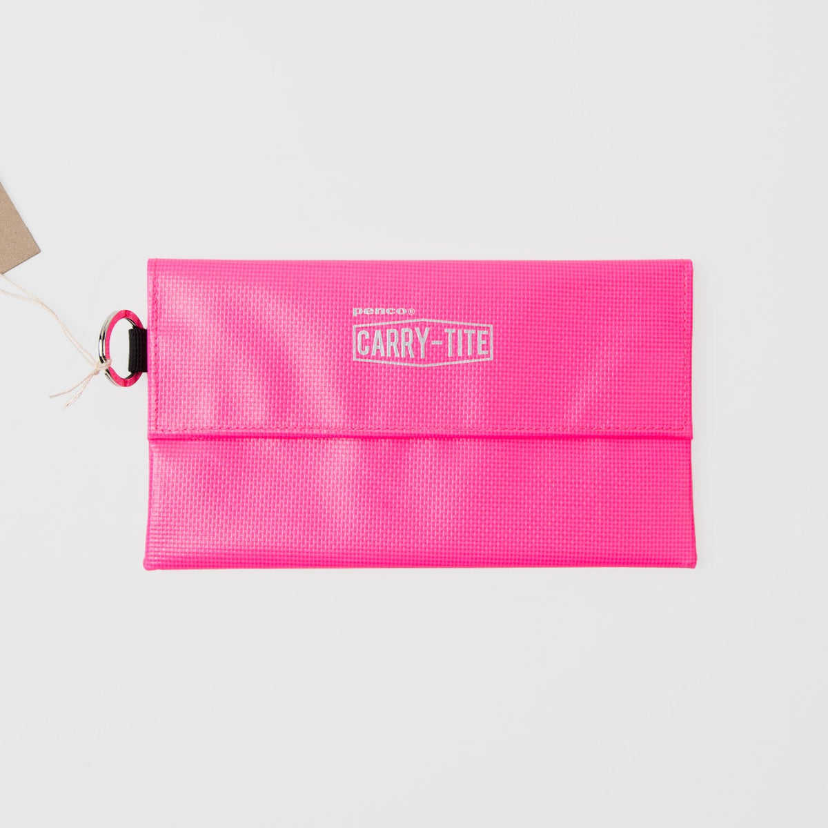 Ein leuchtend pinkfarbenes Penco Carry Tite Tarp Pen Case von Penco, hergestellt aus PVC-Plane, mit rechteckiger Form, Klappenverschluss, schwarzer linker Schlaufe und braunem Anhänger an Schnur, abgebildet vor einem schlichten weißen Hintergrund.