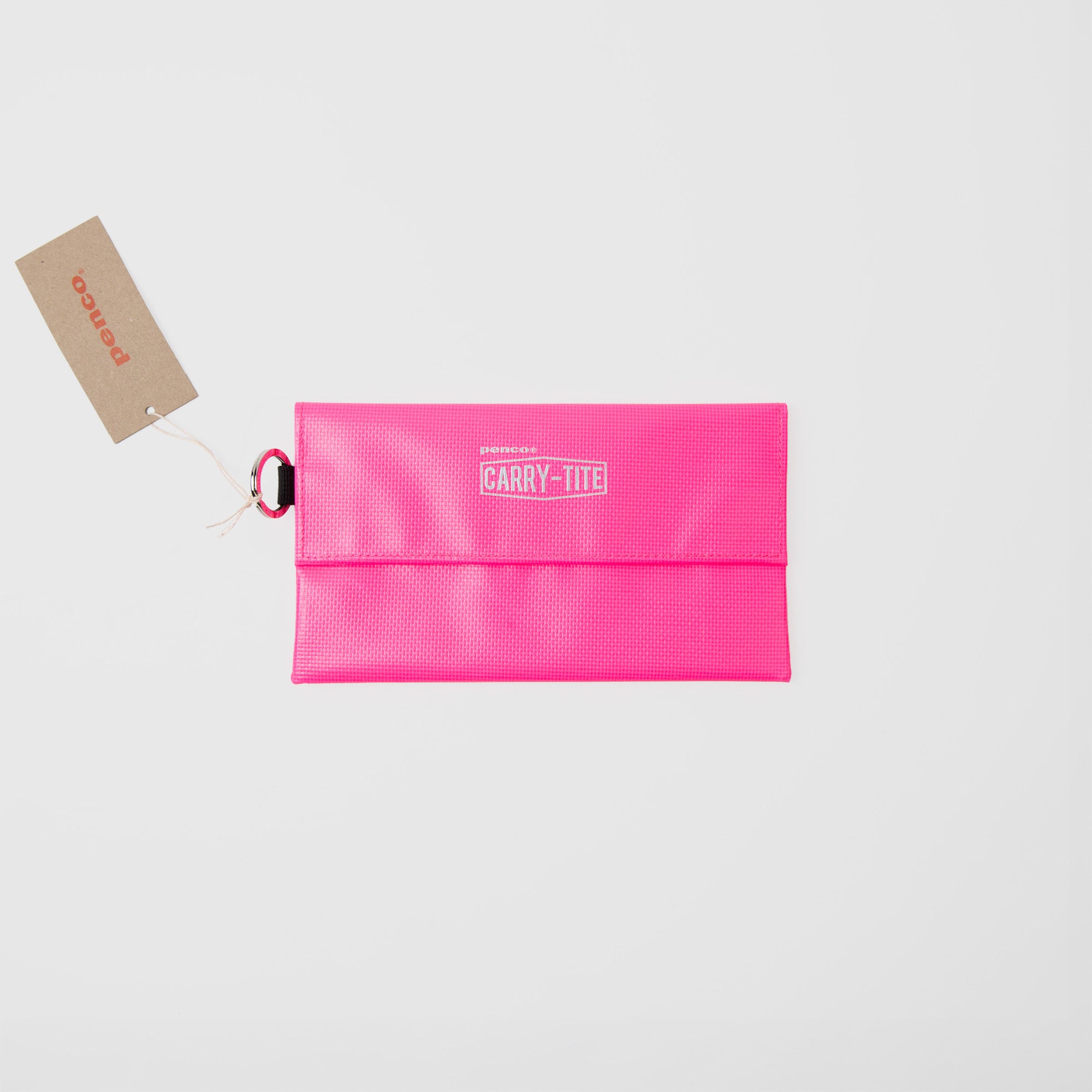 Das Penco Carry Tite Tarp Pen Case ist ein leuchtend pinkfarbenes, rechteckiges Etui aus PVC-Tarpaulin mit einem Klappenverschluss und einem braunen Etikett auf weißem Hintergrund - stylisch, wasserfest und inspiriert vom kultigen Penco Mäppchen-Design.