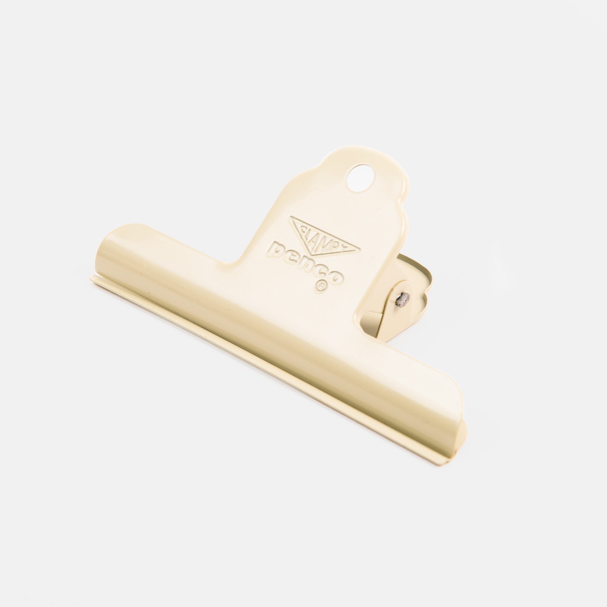 Ein beiger Penco Clampy Clip M mit abgerundeter Spitze und Aufhängeloch, geprägt mit dem Penco-Logo, abgebildet auf einem einfarbig weißen Hintergrund.