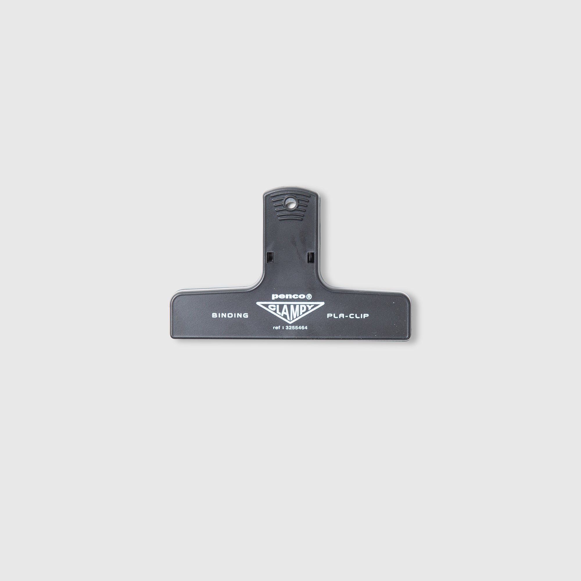 Ein schwarzer Penco Clampy PlaClip Kunststoff aus strapazierfähigem ABS-Kunststoff, auf dessen Vorderseite in weißer Schrift „penco CLAMP and BINDING PLA-CLIP“ aufgedruckt ist, wird vor einem schlichten hellgrauen Hintergrund dargestellt.