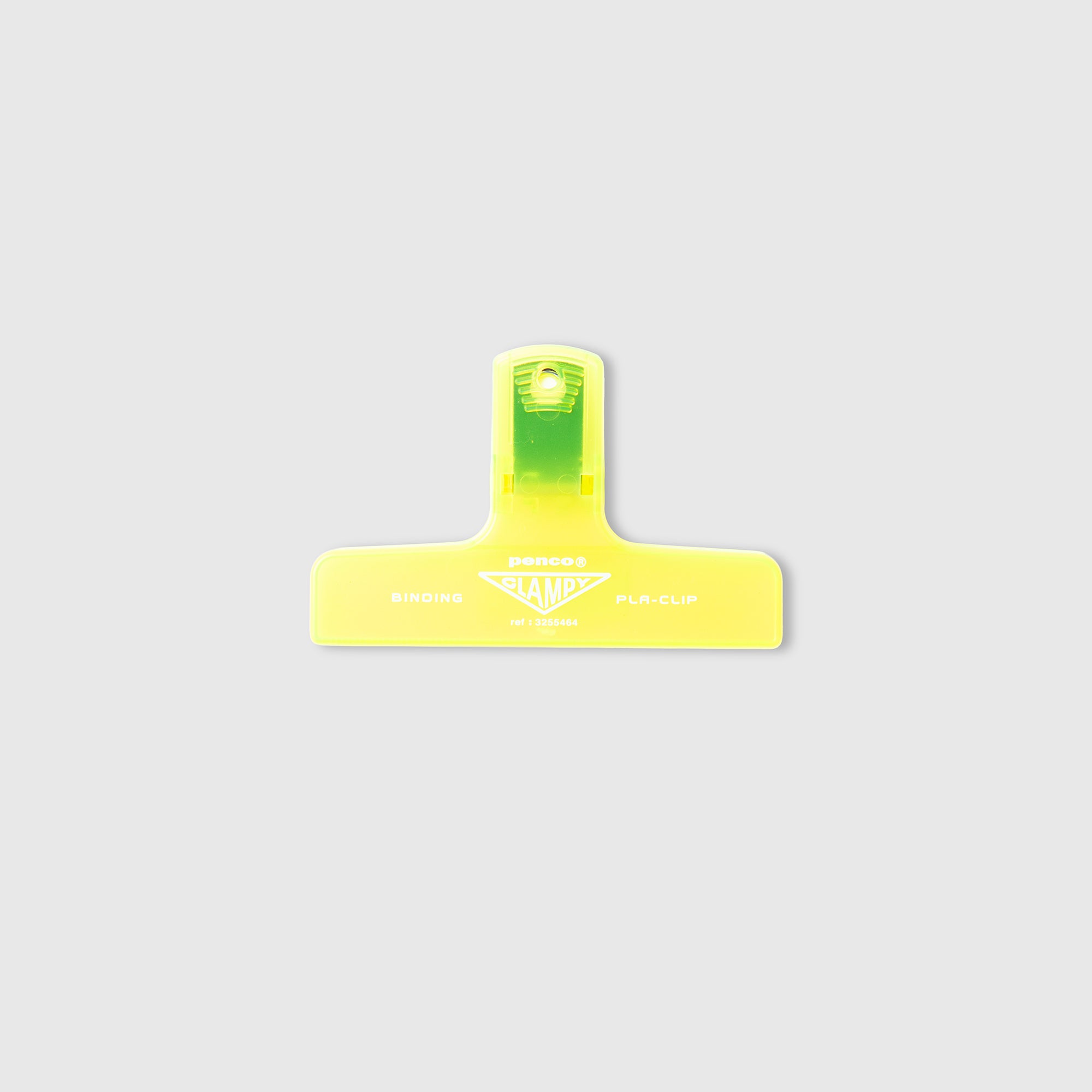 Eine gelbe Penco Clampy PlaClip-Büroklammer Kunststoff aus strapazierfähigem ABS-Kunststoff mit der Aufschrift „DIAMO“ und „BINDING PLR-CLIP“ auf der Vorderseite aufgedruckt ist und vom klassischen Clampy Clip von Penco Japan inspiriert ist, vor einem schlichten hellgrauen Hintergrund.